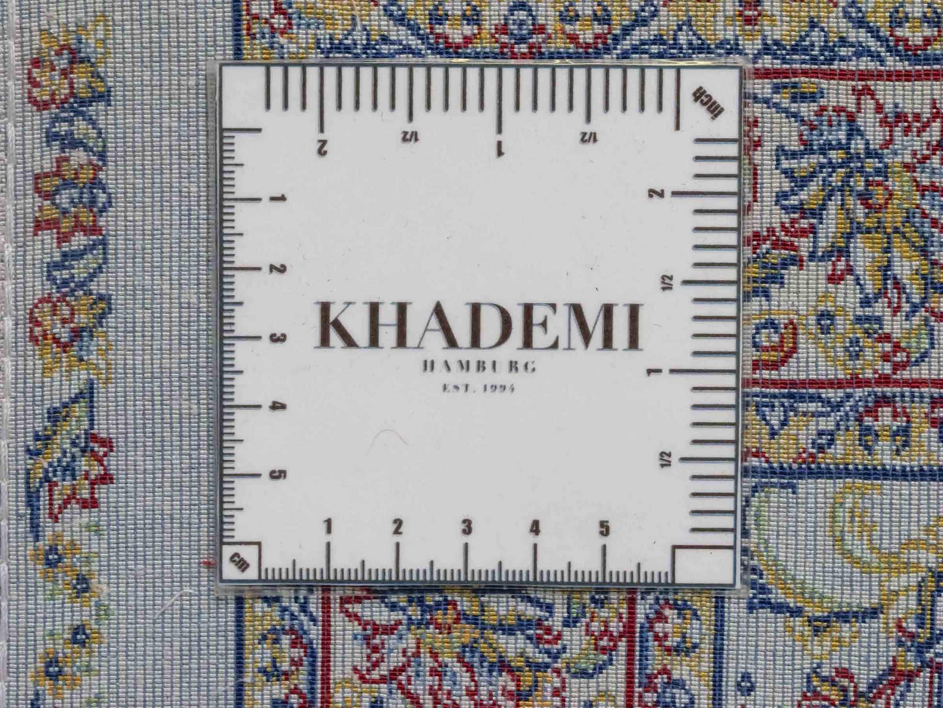 Ghom Maschinenteppich "Afridun" 90 x 60 cm aus pflanzlicher Seide (Viskose) mit Allover-Design, Silber-Grau. Teppichnummer: V2SV054M. Persian Luxury Collection by Khademi. Made in Iran / Persia – Vertrieb durch JUPITER Intl.