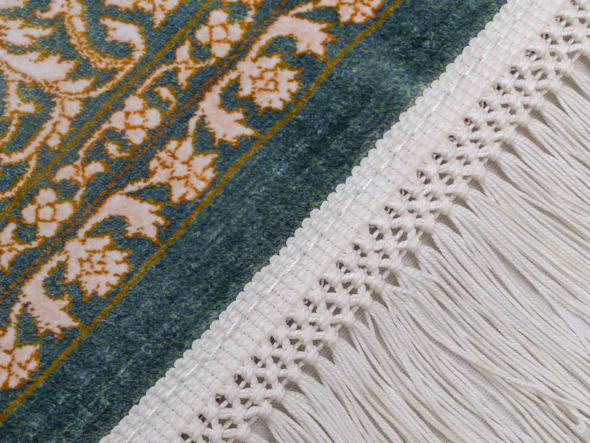 Ghom Maschinenteppich "Anahita" 120 x 80 cm aus pflanzlicher Seide (Viskose) mit Spiegel-Medaillon, Grün. Teppichnummer: V3TL096M. Persian Luxury Collection by Khademi. Made in Iran / Persia – Vertrieb durch JUPITER Intl.