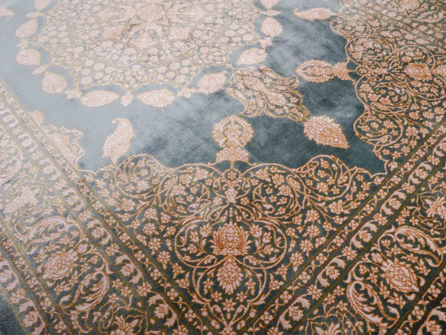 Ghom Maschinenteppich "Anahita" 120 x 80 cm aus pflanzlicher Seide (Viskose) mit Spiegel-Medaillon, Grün. Teppichnummer: V3TL096M. Persian Luxury Collection by Khademi. Made in Iran / Persia – Vertrieb durch JUPITER Intl.