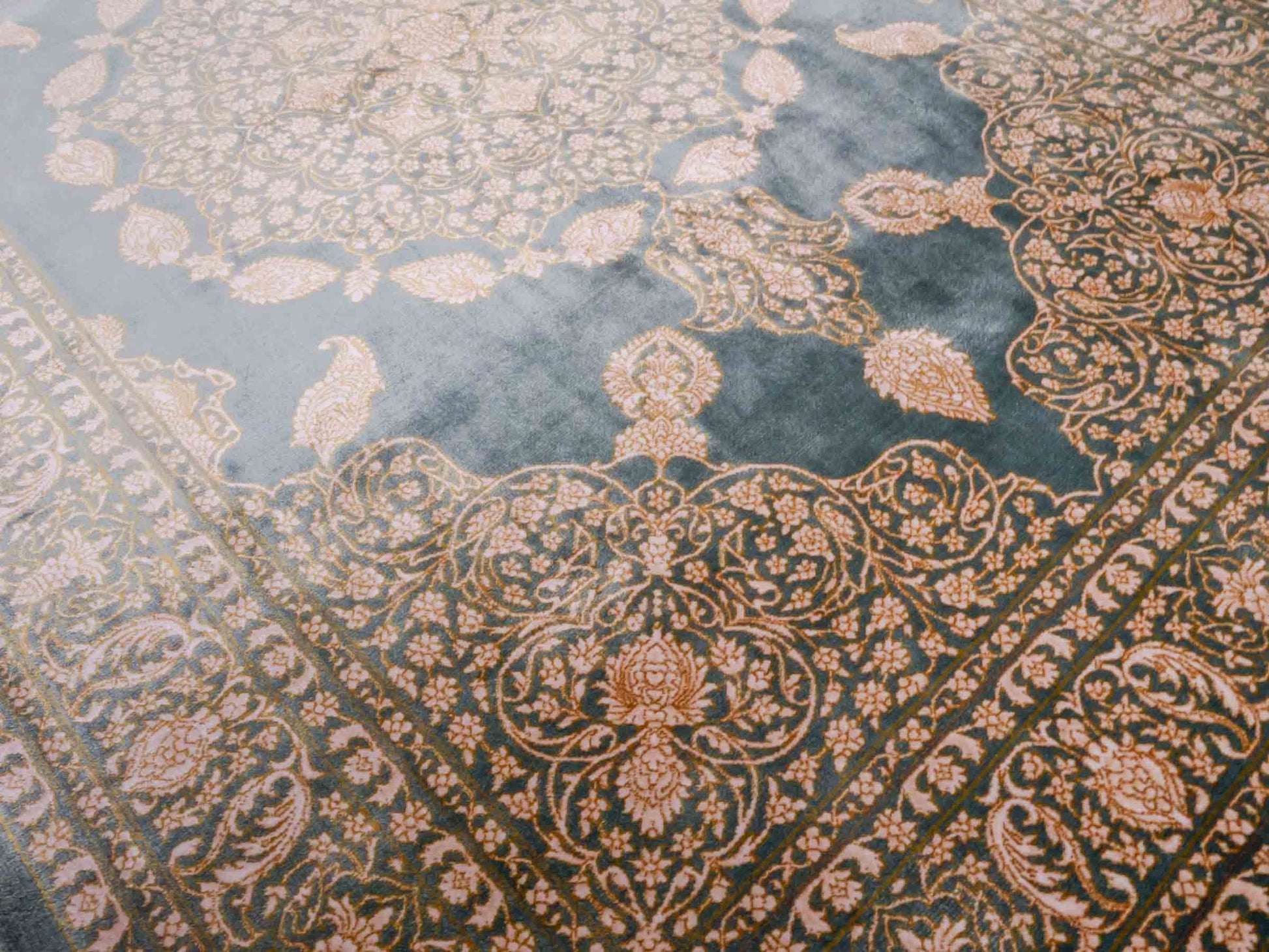 Ghom Maschinenteppich "Anahita" 120 x 80 cm aus pflanzlicher Seide (Viskose) mit Spiegel-Medaillon, Grün. Teppichnummer: V3TL096M. Persian Luxury Collection by Khademi. Made in Iran / Persia – Vertrieb durch JUPITER Intl.