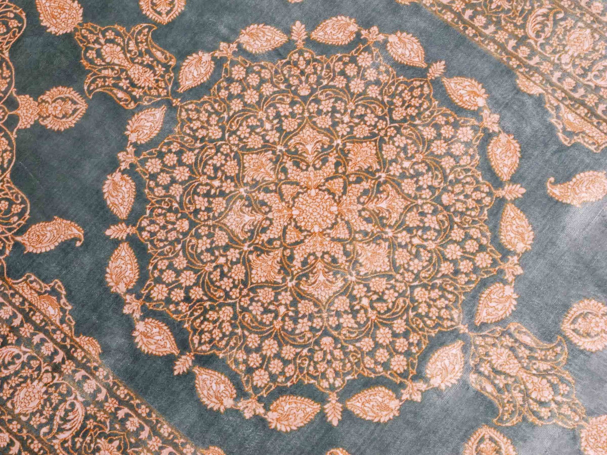 Ghom Maschinenteppich "Anahita" 120 x 80 cm aus pflanzlicher Seide (Viskose) mit Spiegel-Medaillon, Grün. Teppichnummer: V3TL096M. Persian Luxury Collection by Khademi. Made in Iran / Persia – Vertrieb durch JUPITER Intl.