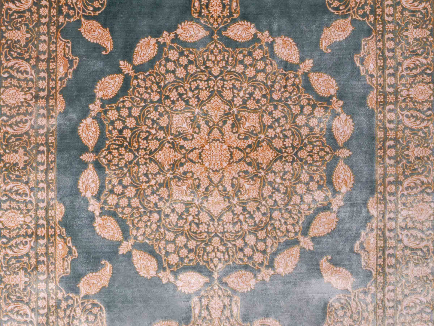 Ghom Maschinenteppich "Anahita" 120 x 80 cm aus pflanzlicher Seide (Viskose) mit Spiegel-Medaillon, Grün. Teppichnummer: V3TL096M. Persian Luxury Collection by Khademi. Made in Iran / Persia – Vertrieb durch JUPITER Intl.