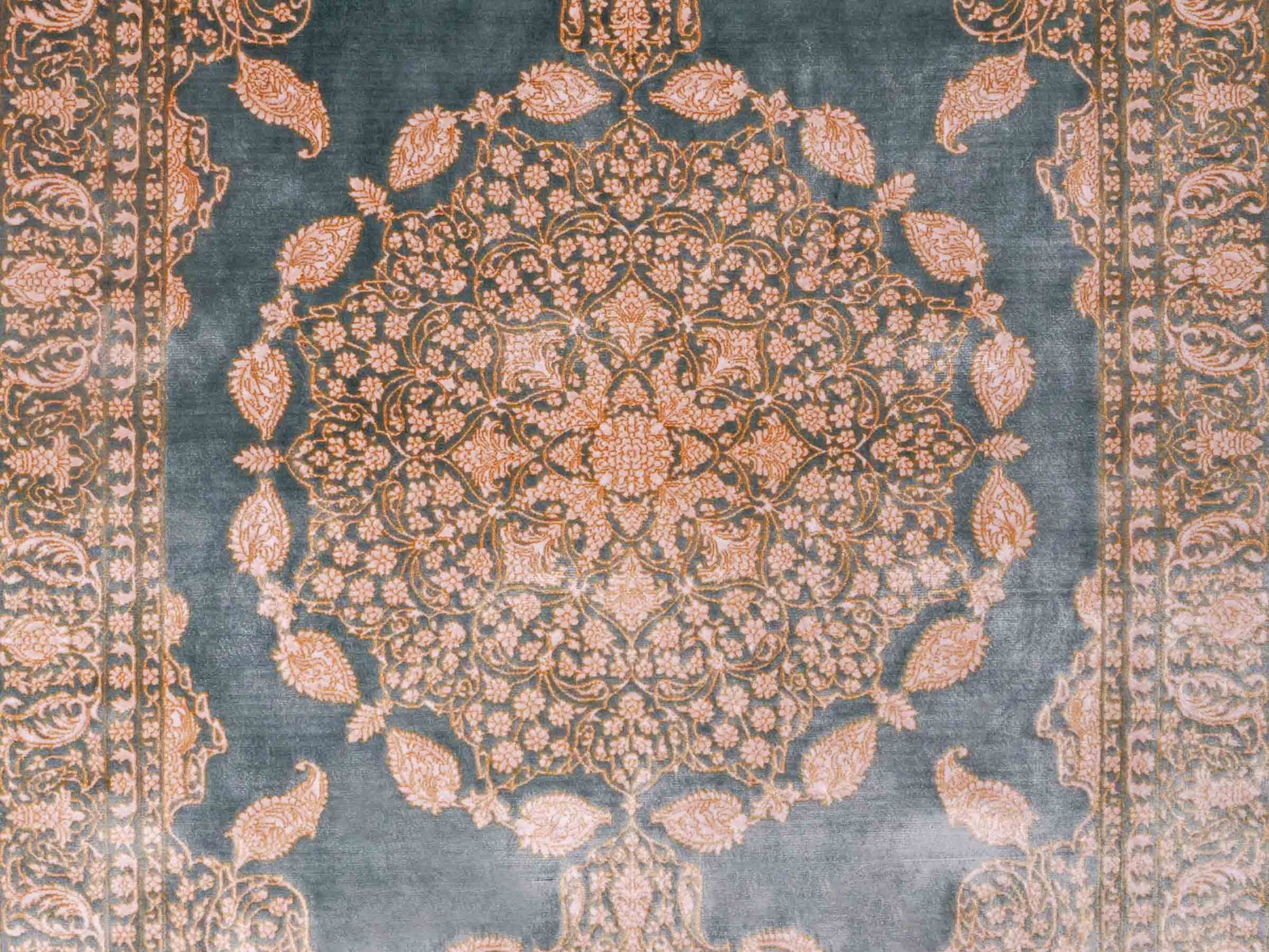 Ghom Maschinenteppich "Anahita" 120 x 80 cm aus pflanzlicher Seide (Viskose) mit Spiegel-Medaillon, Grün. Teppichnummer: V3TL096M. Persian Luxury Collection by Khademi. Made in Iran / Persia – Vertrieb durch JUPITER Intl.