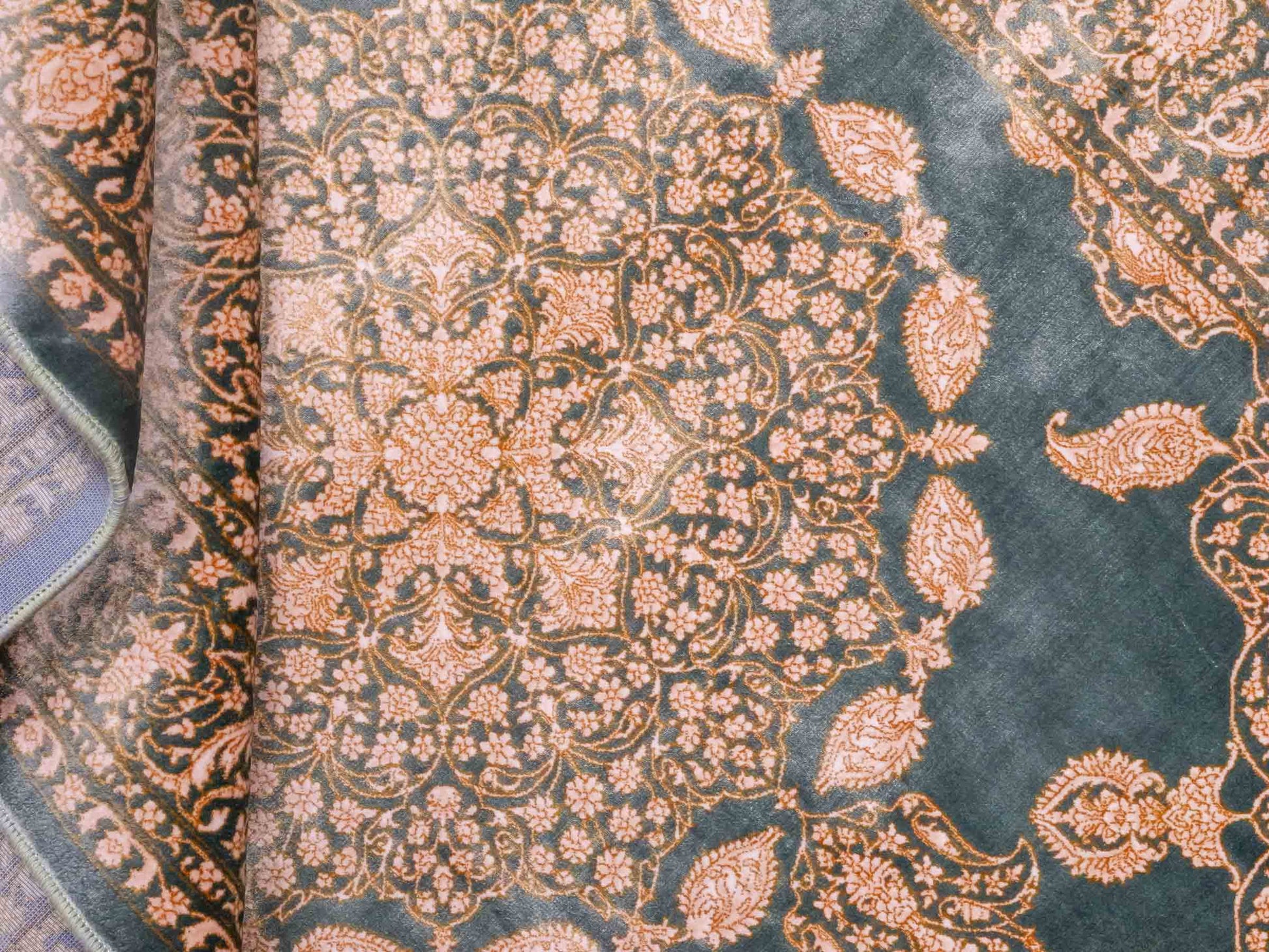 Ghom Maschinenteppich "Anahita" 120 x 80 cm aus pflanzlicher Seide (Viskose) mit Spiegel-Medaillon, Grün. Teppichnummer: V3TL096M. Persian Luxury Collection by Khademi. Made in Iran / Persia – Vertrieb durch JUPITER Intl.