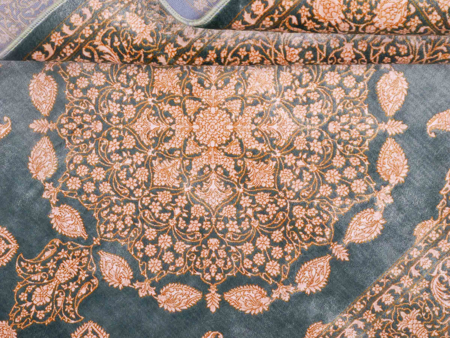 Ghom Maschinenteppich "Anahita" 120 x 80 cm aus pflanzlicher Seide (Viskose) mit Spiegel-Medaillon, Grün. Teppichnummer: V3TL096M. Persian Luxury Collection by Khademi. Made in Iran / Persia – Vertrieb durch JUPITER Intl.