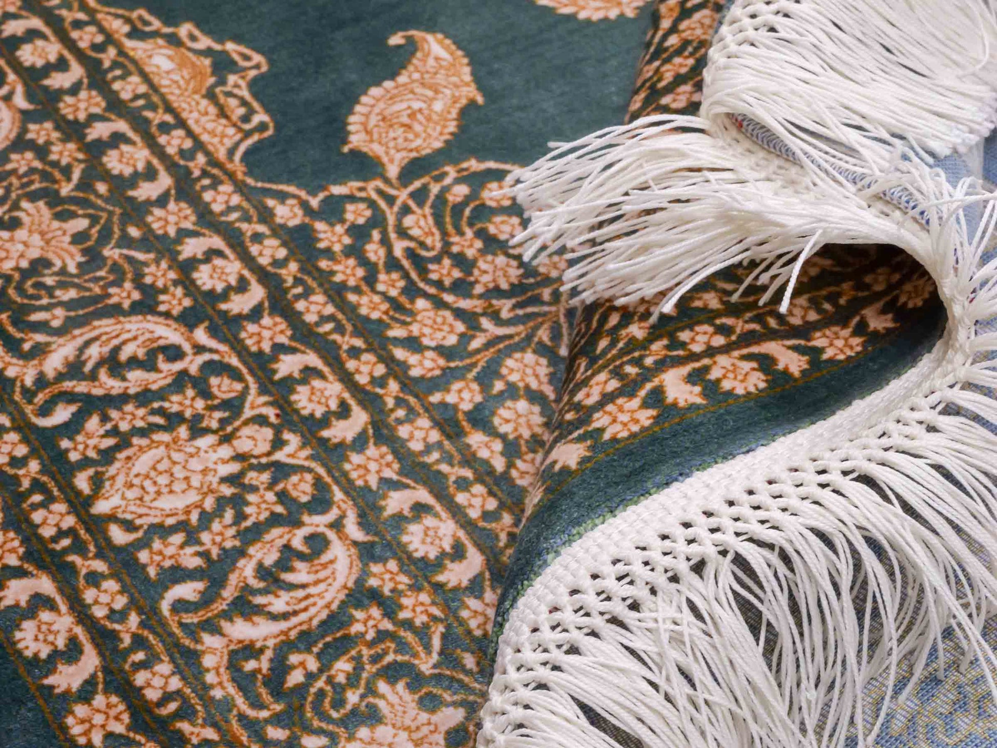 Ghom Maschinenteppich "Anahita" 120 x 80 cm aus pflanzlicher Seide (Viskose) mit Spiegel-Medaillon, Grün. Teppichnummer: V3TL096M. Persian Luxury Collection by Khademi. Made in Iran / Persia – Vertrieb durch JUPITER Intl.