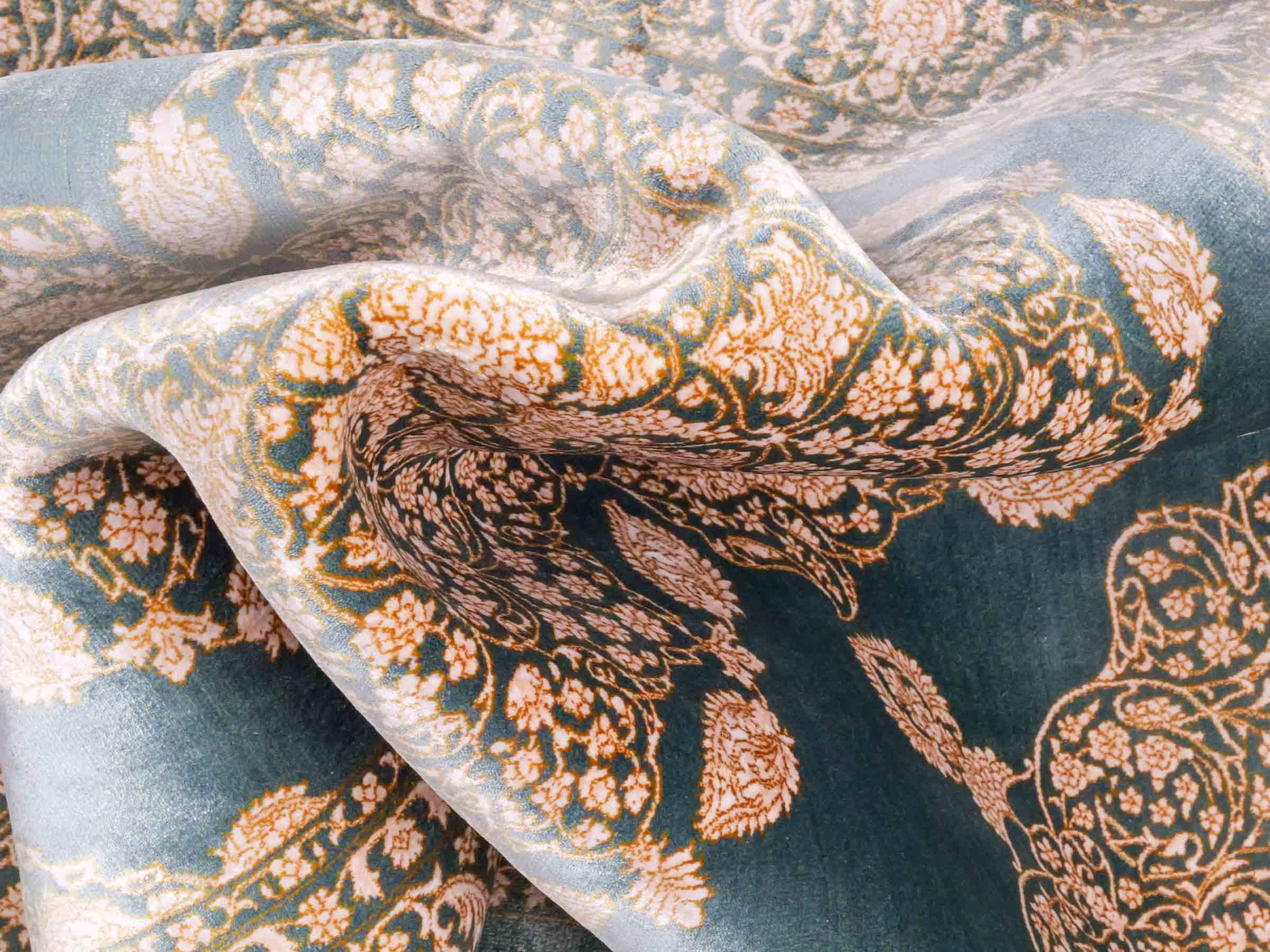 Ghom Maschinenteppich "Anahita" 120 x 80 cm aus pflanzlicher Seide (Viskose) mit Spiegel-Medaillon, Grün. Teppichnummer: V3TL096M. Persian Luxury Collection by Khademi. Made in Iran / Persia – Vertrieb durch JUPITER Intl.
