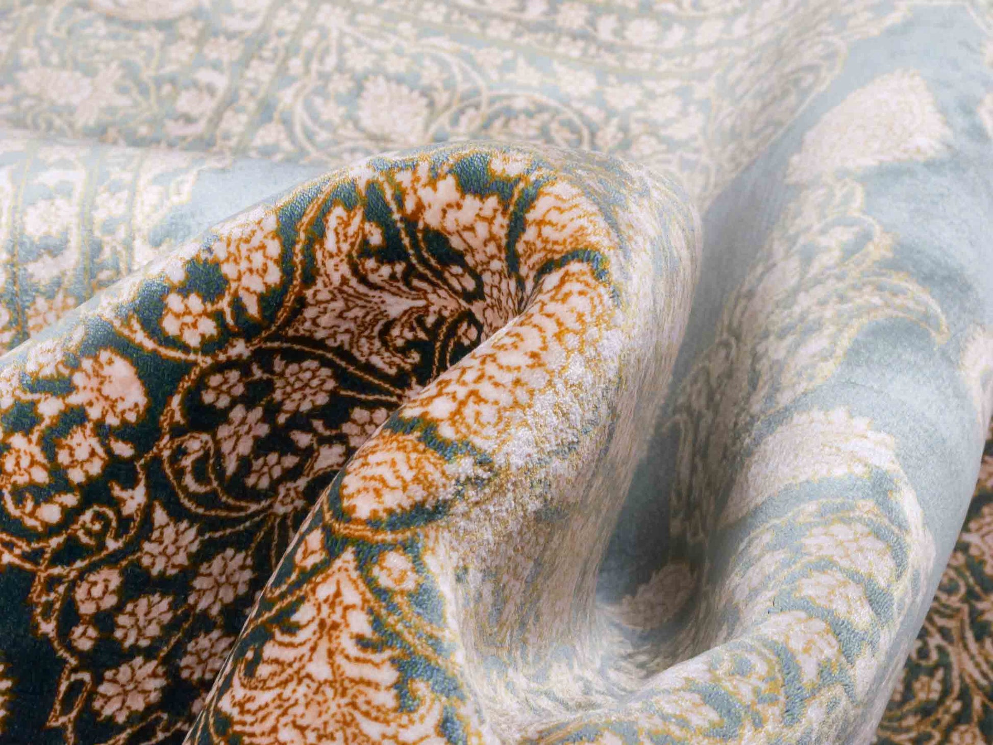 Ghom Maschinenteppich "Anahita" 120 x 80 cm aus pflanzlicher Seide (Viskose) mit Spiegel-Medaillon, Grün. Teppichnummer: V3TL096M. Persian Luxury Collection by Khademi. Made in Iran / Persia – Vertrieb durch JUPITER Intl.