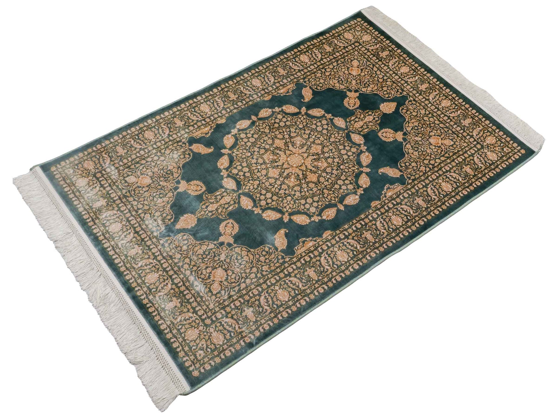 Ghom Maschinenteppich "Anahita" 120 x 80 cm aus pflanzlicher Seide (Viskose) mit Spiegel-Medaillon, Grün. Teppichnummer: V3TL096M. Persian Luxury Collection by Khademi. Made in Iran / Persia – Vertrieb durch JUPITER Intl.