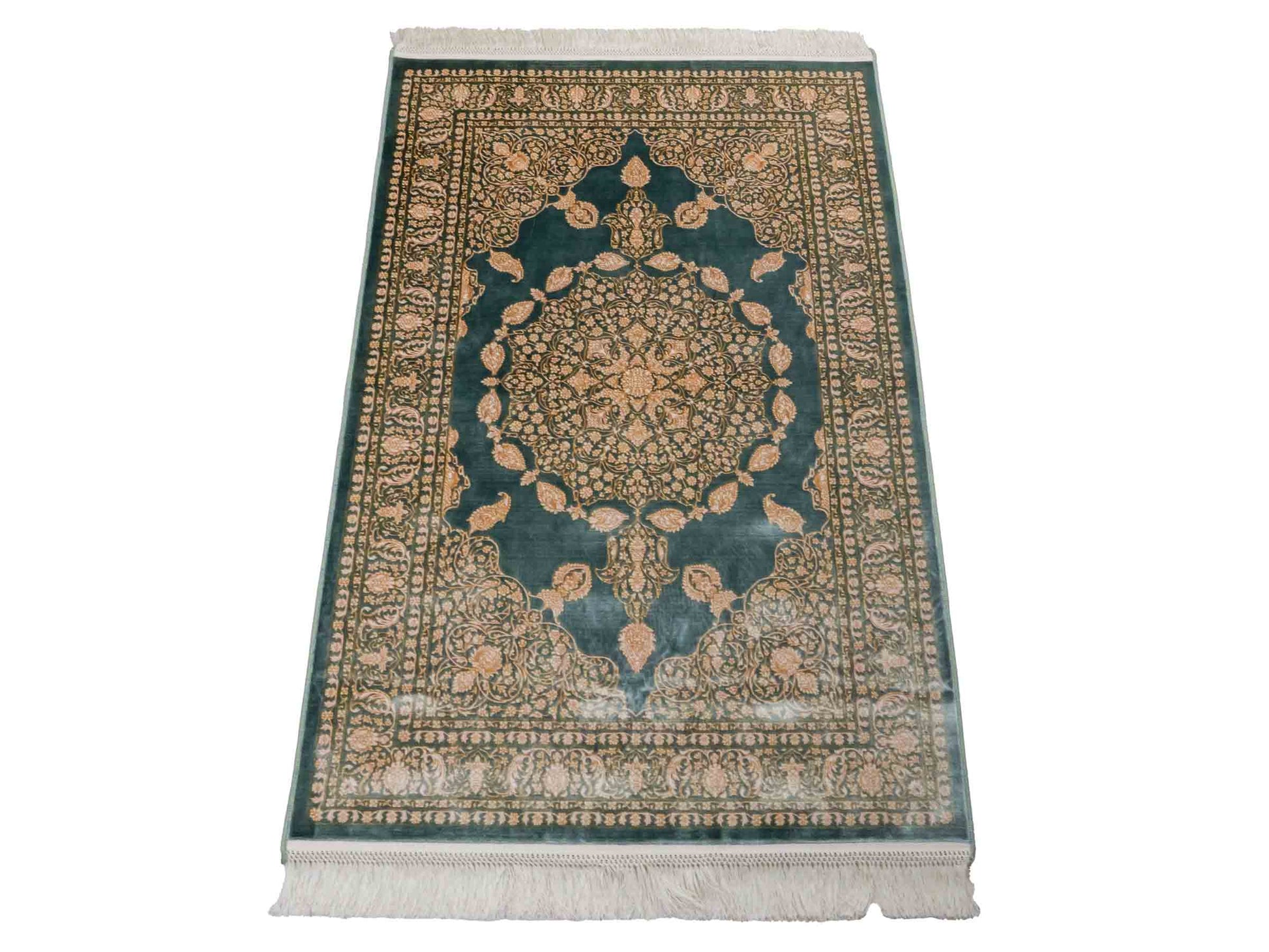 Ghom Maschinenteppich "Anahita" 120 x 80 cm aus pflanzlicher Seide (Viskose) mit Spiegel-Medaillon, Grün. Teppichnummer: V3TL096M. Persian Luxury Collection by Khademi. Made in Iran / Persia – Vertrieb durch JUPITER Intl.