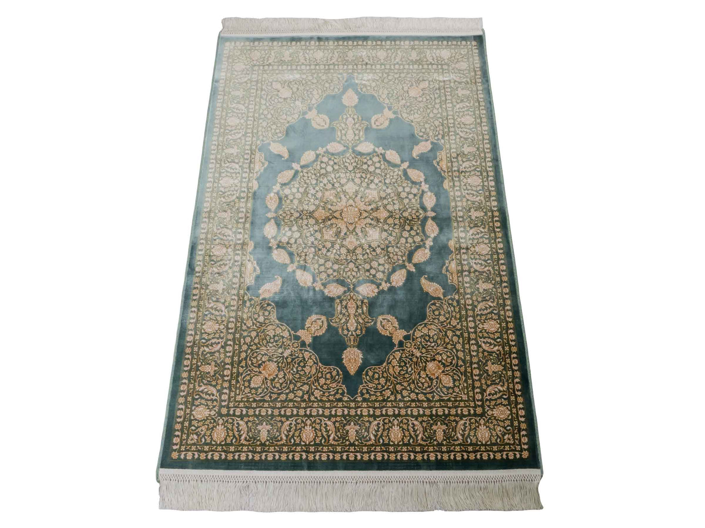 Ghom Maschinenteppich "Anahita" 120 x 80 cm aus pflanzlicher Seide (Viskose) mit Spiegel-Medaillon, Grün. Teppichnummer: V3TL096M. Persian Luxury Collection by Khademi. Made in Iran / Persia – Vertrieb durch JUPITER Intl.