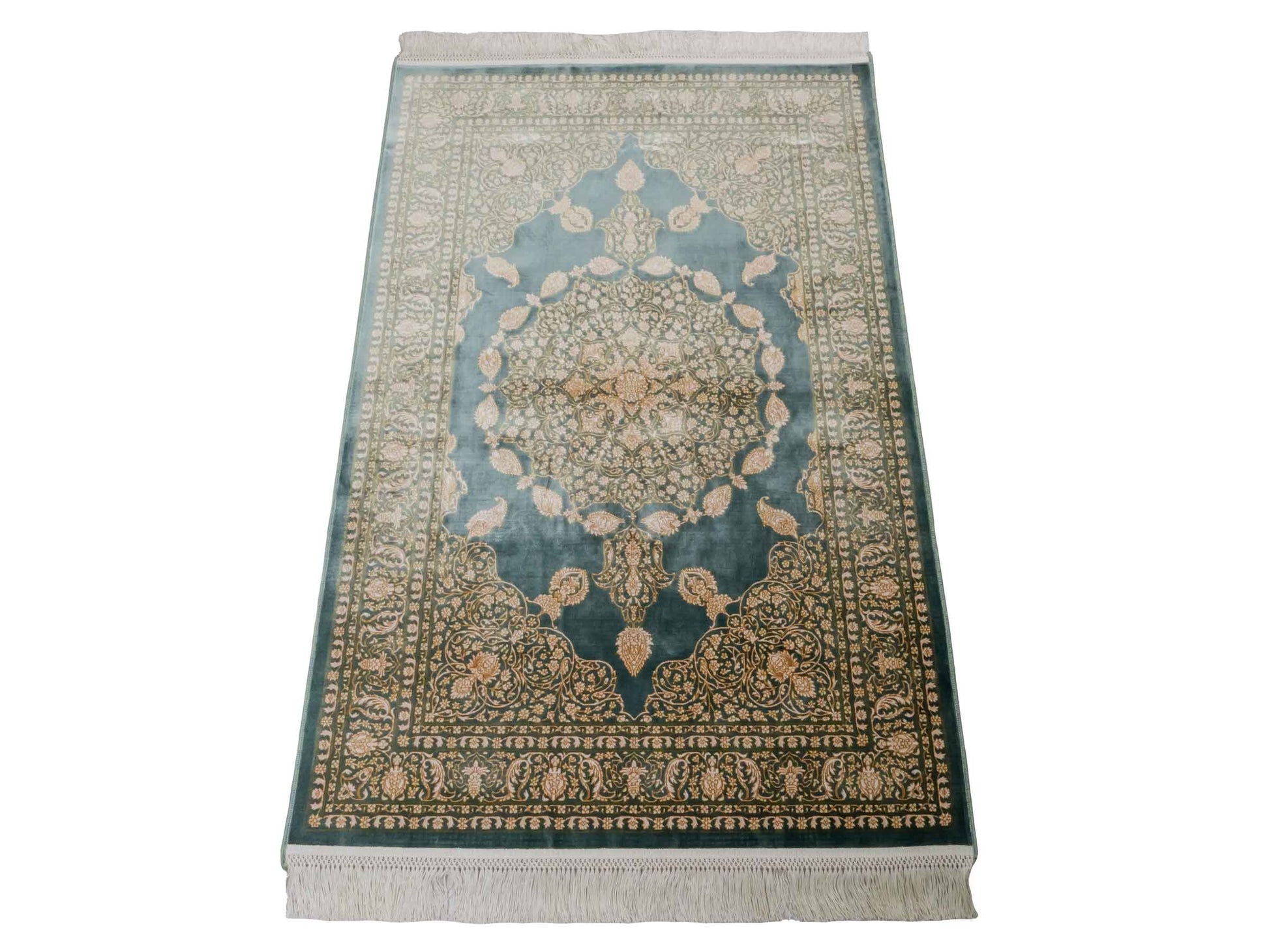 Ghom Maschinenteppich "Anahita" 120 x 80 cm aus pflanzlicher Seide (Viskose) mit Spiegel-Medaillon, Grün. Teppichnummer: V3TL096M. Persian Luxury Collection by Khademi. Made in Iran / Persia – Vertrieb durch JUPITER Intl.