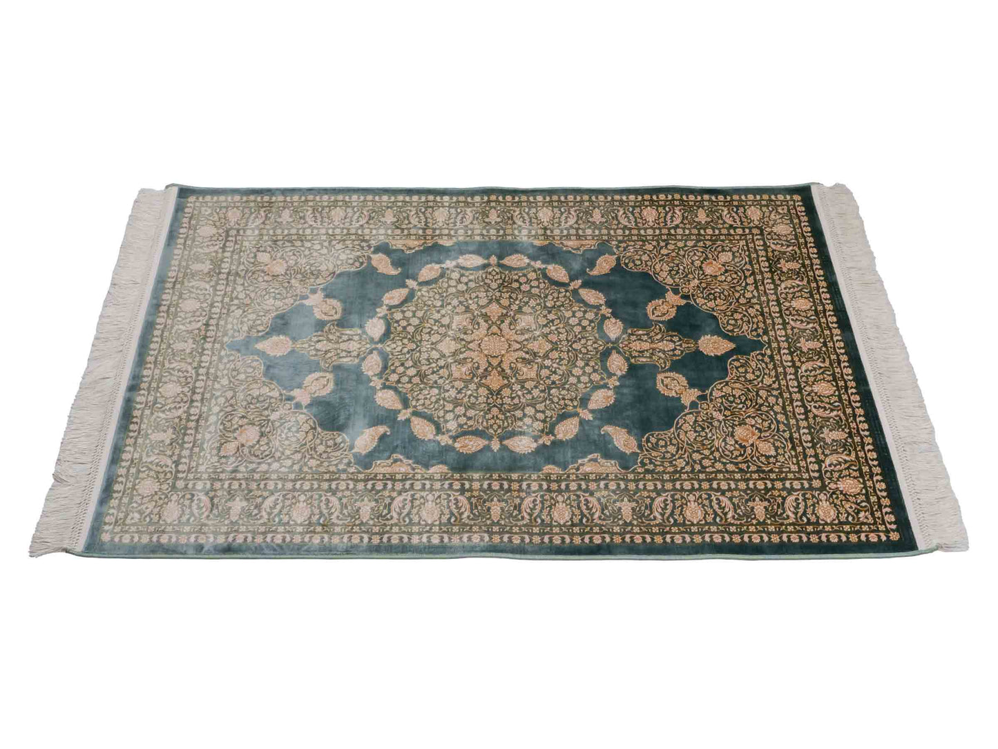 Ghom Maschinenteppich "Anahita" 120 x 80 cm aus pflanzlicher Seide (Viskose) mit Spiegel-Medaillon, Grün. Teppichnummer: V3TL096M. Persian Luxury Collection by Khademi. Made in Iran / Persia – Vertrieb durch JUPITER Intl.