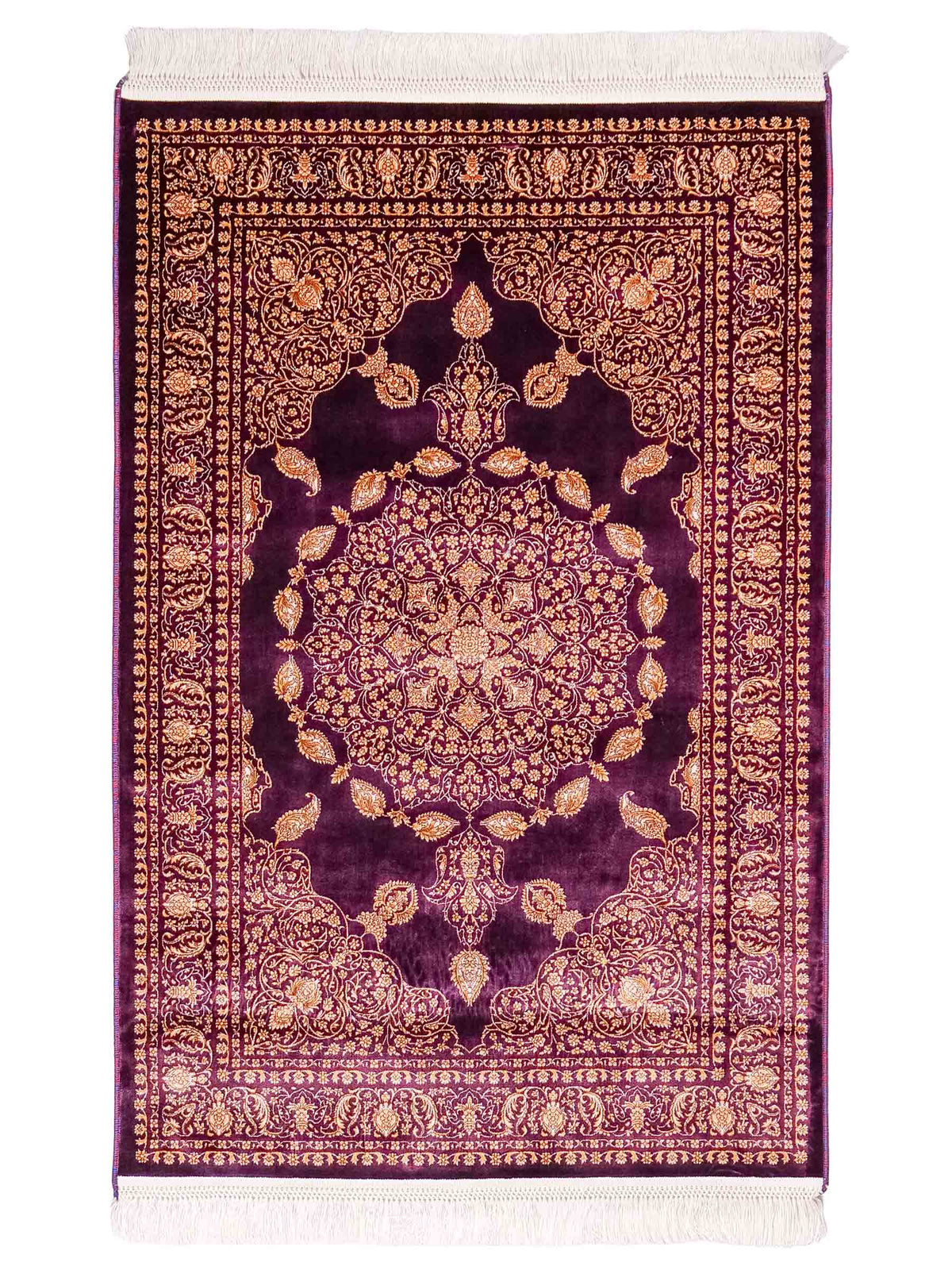 Ghom Maschinenteppich "Anahita" 120 x 80 cm aus pflanzlicher Seide (Viskose) mit Medaillon, Lila-Violett-Gold. Teppichnummer: V3AE096M. Persian Luxury Collection by Khademi. Made in Iran / Persia – Vertrieb durch JUPITER Intl.