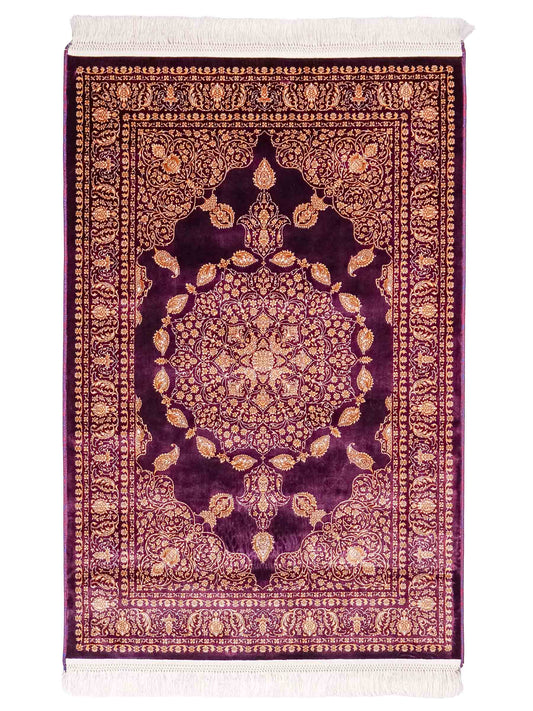 Ghom Maschinenteppich "Anahita" 120 x 80 cm aus pflanzlicher Seide (Viskose) mit Medaillon, Lila-Violett-Gold. Teppichnummer: V3AE096M. Persian Luxury Collection by Khademi. Made in Iran / Persia – Vertrieb durch JUPITER Intl.