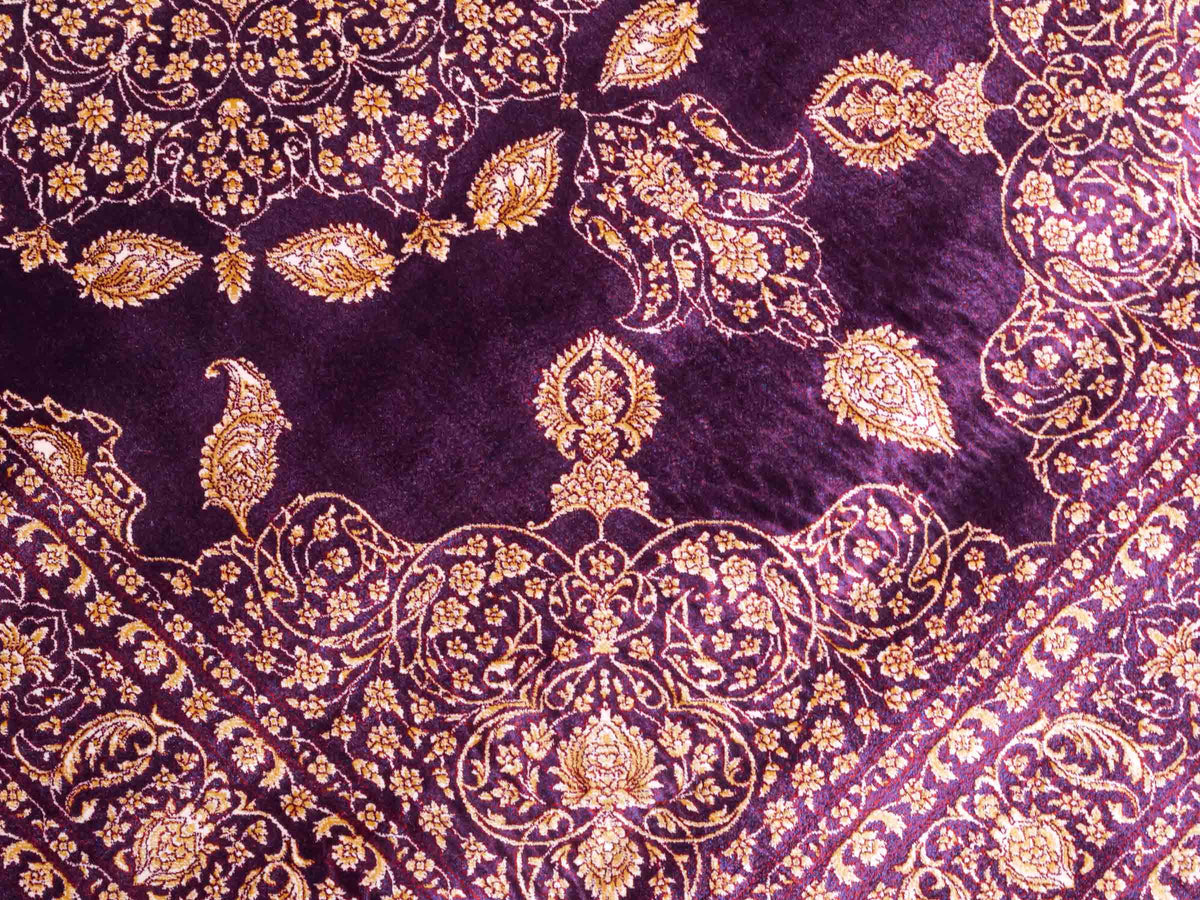 Ghom Maschinenteppich "Anahita" 120 x 80 cm aus pflanzlicher Seide (Viskose) mit Medaillon, Lila-Violett-Gold. Teppichnummer: V3AE096M. Persian Luxury Collection by Khademi. Made in Iran / Persia – Vertrieb durch JUPITER Intl.