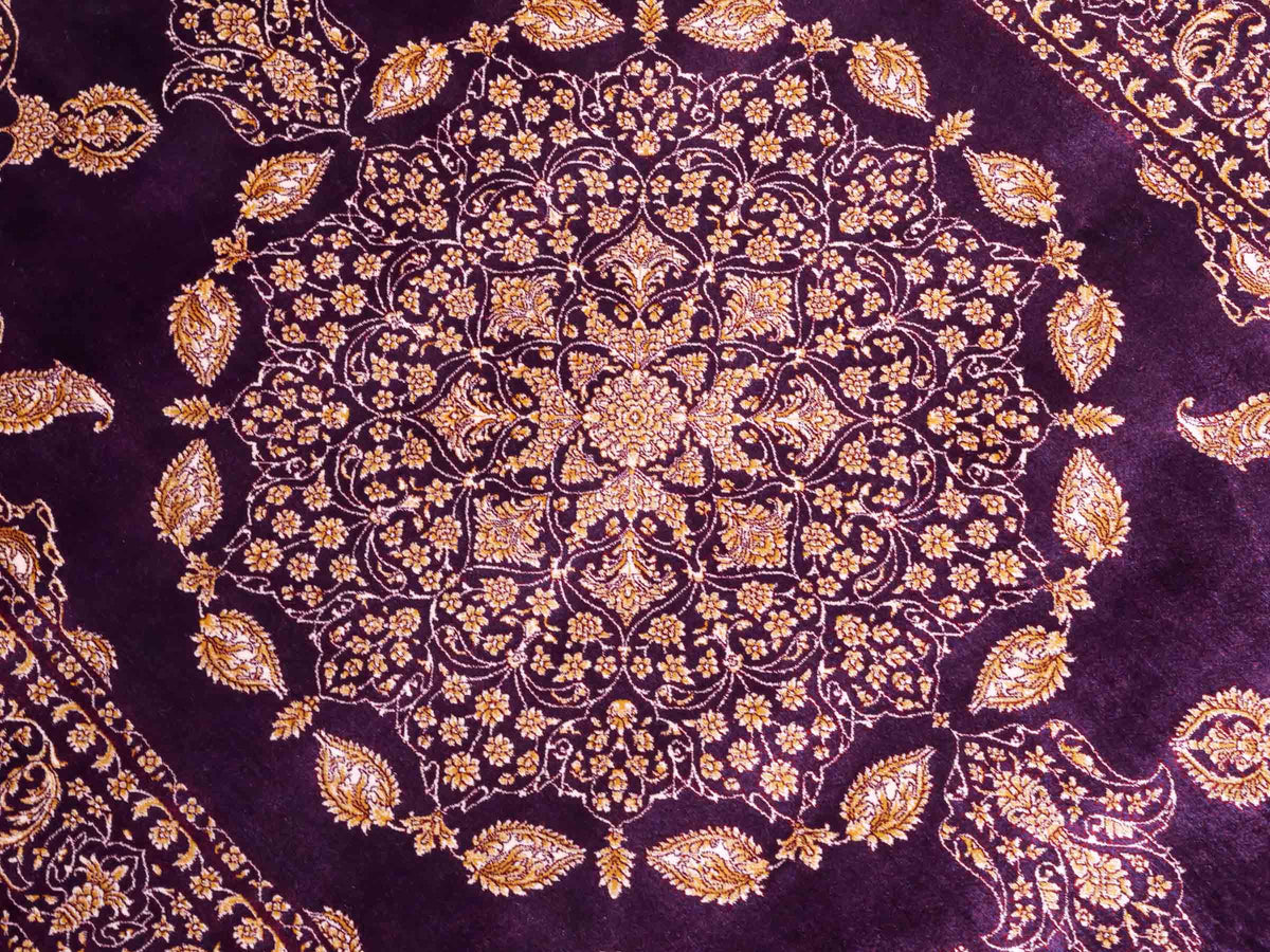 Ghom Maschinenteppich "Anahita" 120 x 80 cm aus pflanzlicher Seide (Viskose) mit Medaillon, Lila-Violett-Gold. Teppichnummer: V3AE096M. Persian Luxury Collection by Khademi. Made in Iran / Persia – Vertrieb durch JUPITER Intl.
