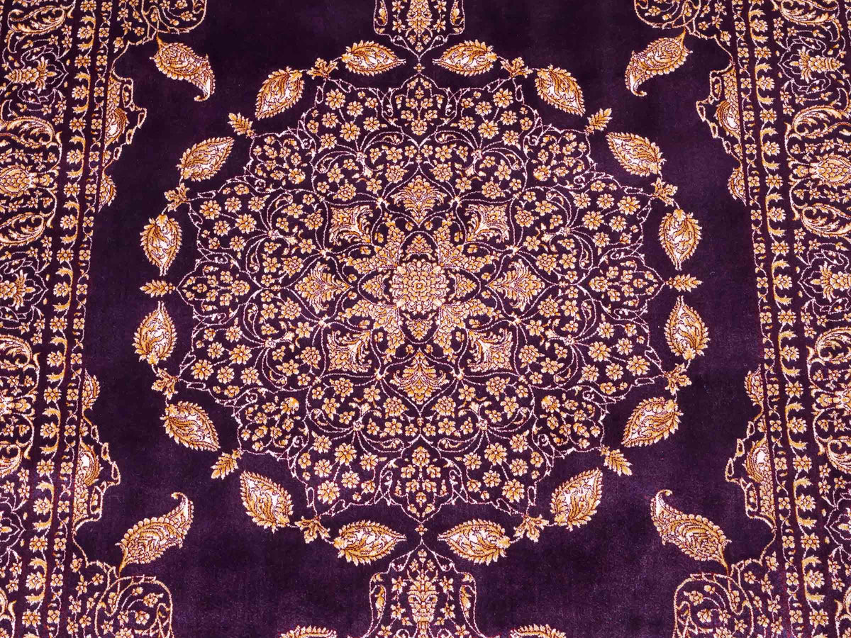 Ghom Maschinenteppich "Anahita" 120 x 80 cm aus pflanzlicher Seide (Viskose) mit Medaillon, Lila-Violett-Gold. Teppichnummer: V3AE096M. Persian Luxury Collection by Khademi. Made in Iran / Persia – Vertrieb durch JUPITER Intl.