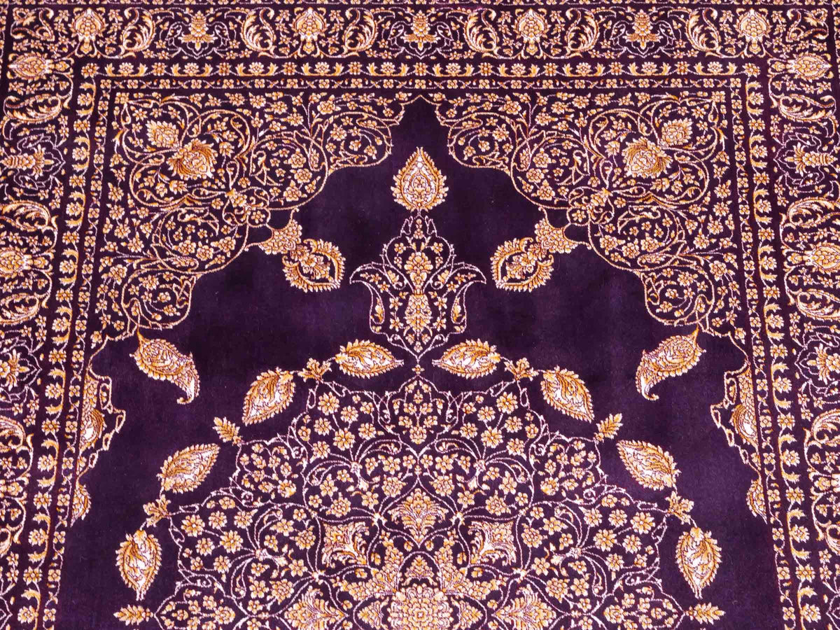 Ghom Maschinenteppich "Anahita" 120 x 80 cm aus pflanzlicher Seide (Viskose) mit Medaillon, Lila-Violett-Gold. Teppichnummer: V3AE096M. Persian Luxury Collection by Khademi. Made in Iran / Persia – Vertrieb durch JUPITER Intl.