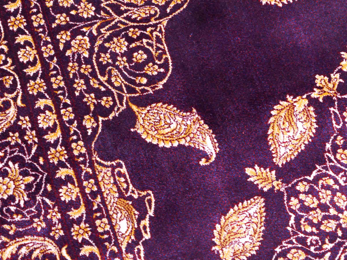 Ghom Maschinenteppich "Anahita" 120 x 80 cm aus pflanzlicher Seide (Viskose) mit Medaillon, Lila-Violett-Gold. Teppichnummer: V3AE096M. Persian Luxury Collection by Khademi. Made in Iran / Persia – Vertrieb durch JUPITER Intl.