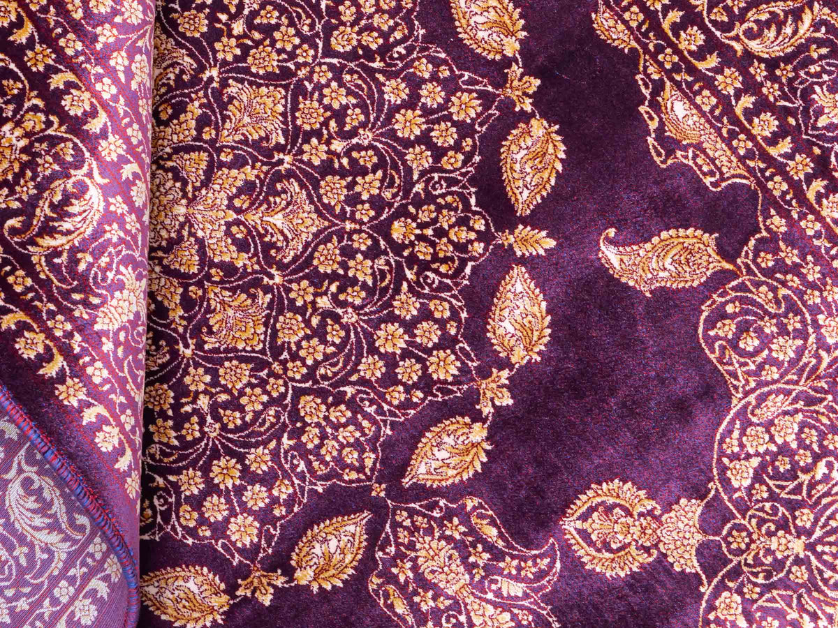 Ghom Maschinenteppich "Anahita" 120 x 80 cm aus pflanzlicher Seide (Viskose) mit Medaillon, Lila-Violett-Gold. Teppichnummer: V3AE096M. Persian Luxury Collection by Khademi. Made in Iran / Persia – Vertrieb durch JUPITER Intl.