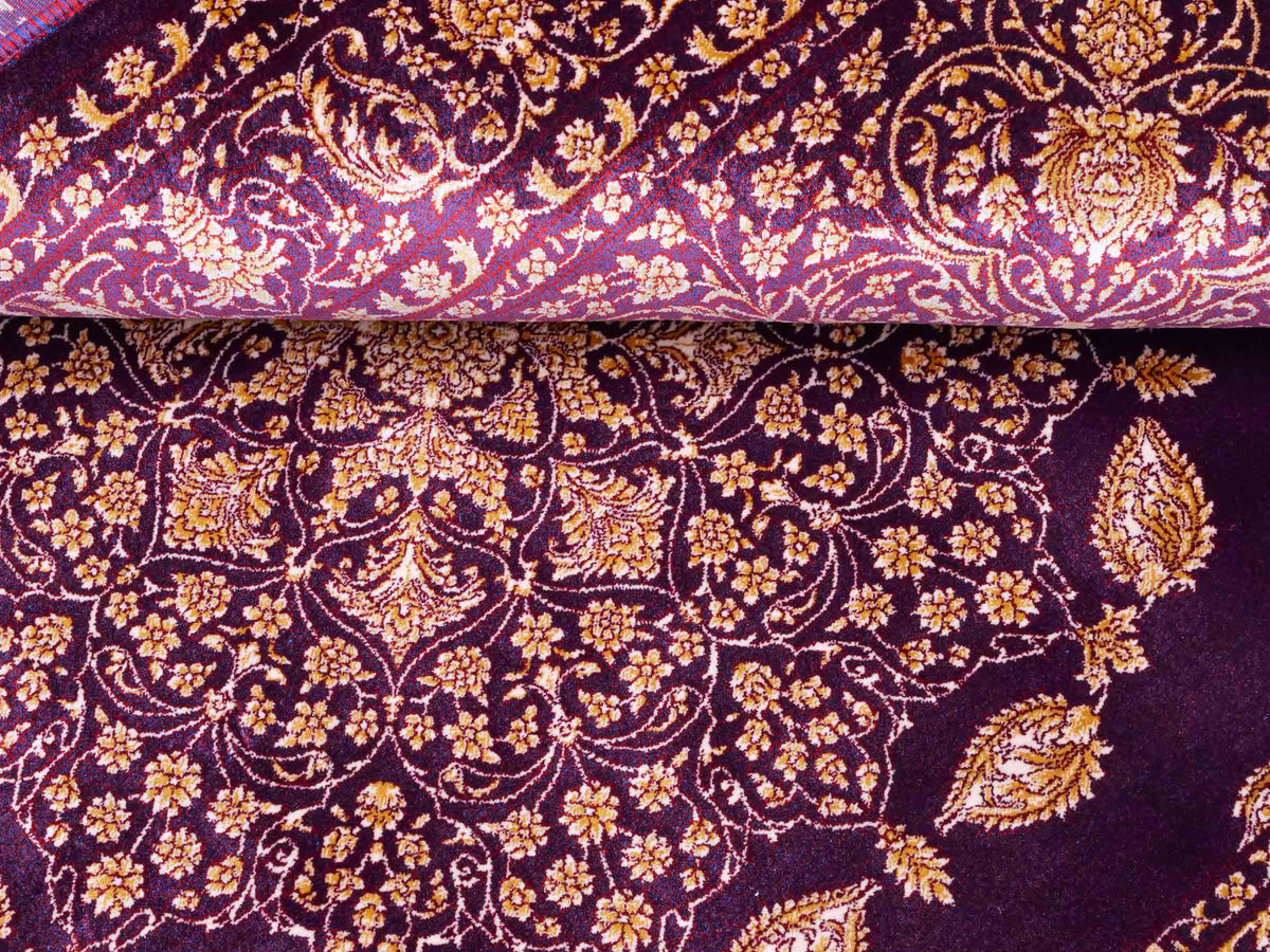Ghom Maschinenteppich "Anahita" 120 x 80 cm aus pflanzlicher Seide (Viskose) mit Medaillon, Lila-Violett-Gold. Teppichnummer: V3AE096M. Persian Luxury Collection by Khademi. Made in Iran / Persia – Vertrieb durch JUPITER Intl.