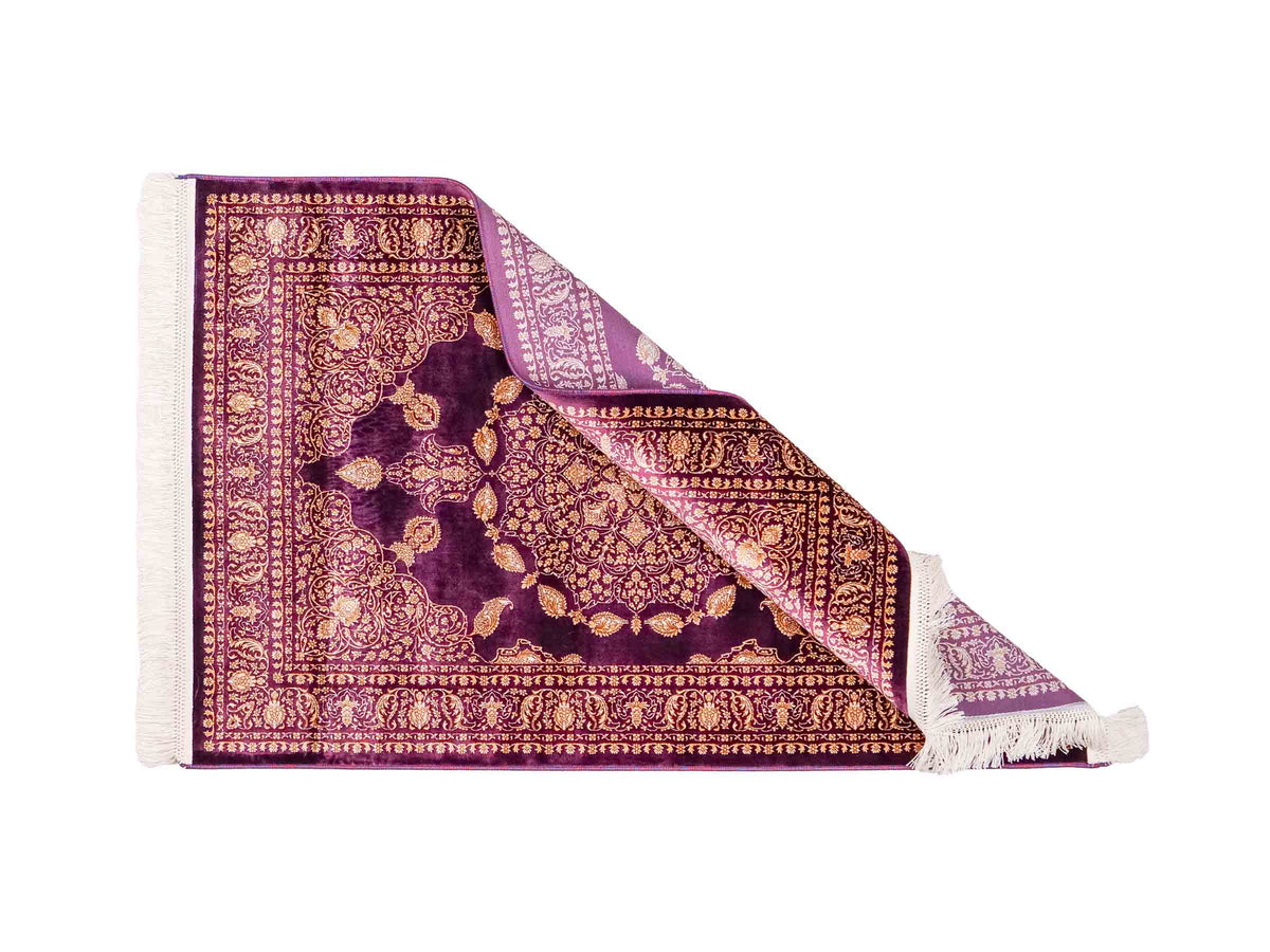 Ghom Maschinenteppich "Anahita" 120 x 80 cm aus pflanzlicher Seide (Viskose) mit Medaillon, Lila-Violett-Gold. Teppichnummer: V3AE096M. Persian Luxury Collection by Khademi. Made in Iran / Persia – Vertrieb durch JUPITER Intl.