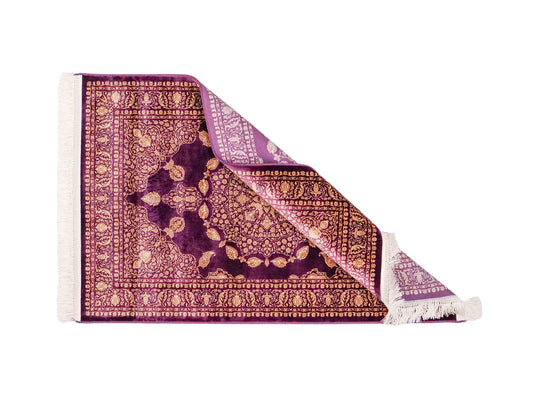 Ghom Maschinenteppich "Anahita" 120 x 80 cm aus pflanzlicher Seide (Viskose) mit Medaillon, Lila-Violett-Gold. Teppichnummer: V3AE096M. Persian Luxury Collection by Khademi. Made in Iran / Persia – Vertrieb durch JUPITER Intl.