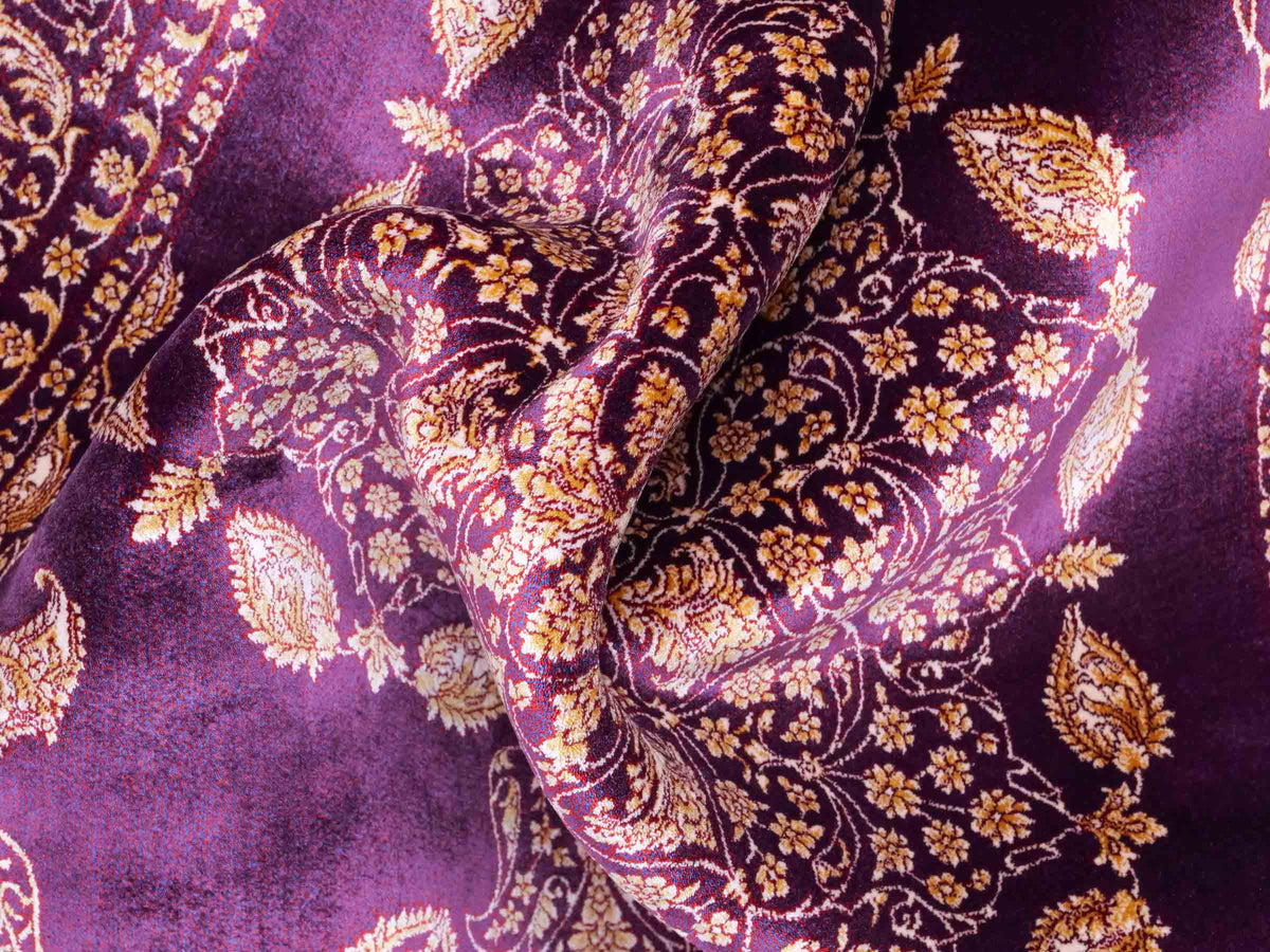 Ghom Maschinenteppich "Anahita" 120 x 80 cm aus pflanzlicher Seide (Viskose) mit Medaillon, Lila-Violett-Gold. Teppichnummer: V3AE096M. Persian Luxury Collection by Khademi. Made in Iran / Persia – Vertrieb durch JUPITER Intl.