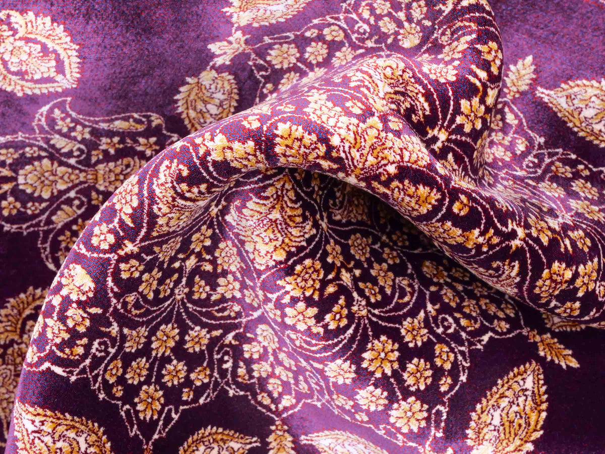 Ghom Maschinenteppich "Anahita" 120 x 80 cm aus pflanzlicher Seide (Viskose) mit Medaillon, Lila-Violett-Gold. Teppichnummer: V3AE096M. Persian Luxury Collection by Khademi. Made in Iran / Persia – Vertrieb durch JUPITER Intl.