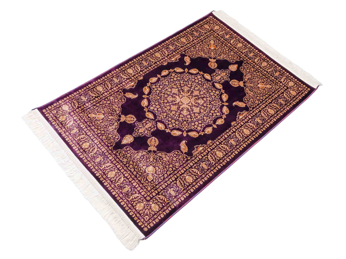 Ghom Maschinenteppich "Anahita" 120 x 80 cm aus pflanzlicher Seide (Viskose) mit Medaillon, Lila-Violett-Gold. Teppichnummer: V3AE096M. Persian Luxury Collection by Khademi. Made in Iran / Persia – Vertrieb durch JUPITER Intl.