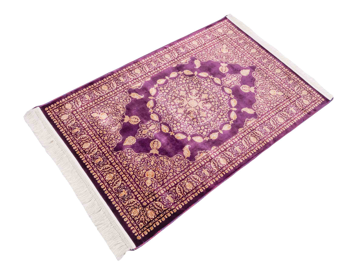 Ghom Maschinenteppich "Anahita" 120 x 80 cm aus pflanzlicher Seide (Viskose) mit Medaillon, Lila-Violett-Gold. Teppichnummer: V3AE096M. Persian Luxury Collection by Khademi. Made in Iran / Persia – Vertrieb durch JUPITER Intl.