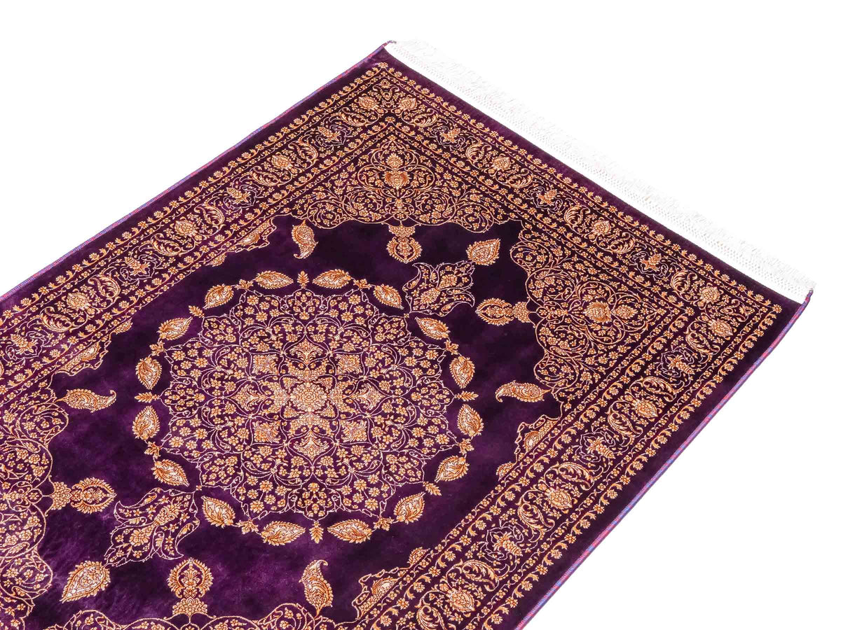Ghom Maschinenteppich "Anahita" 120 x 80 cm aus pflanzlicher Seide (Viskose) mit Medaillon, Lila-Violett-Gold. Teppichnummer: V3AE096M. Persian Luxury Collection by Khademi. Made in Iran / Persia – Vertrieb durch JUPITER Intl.