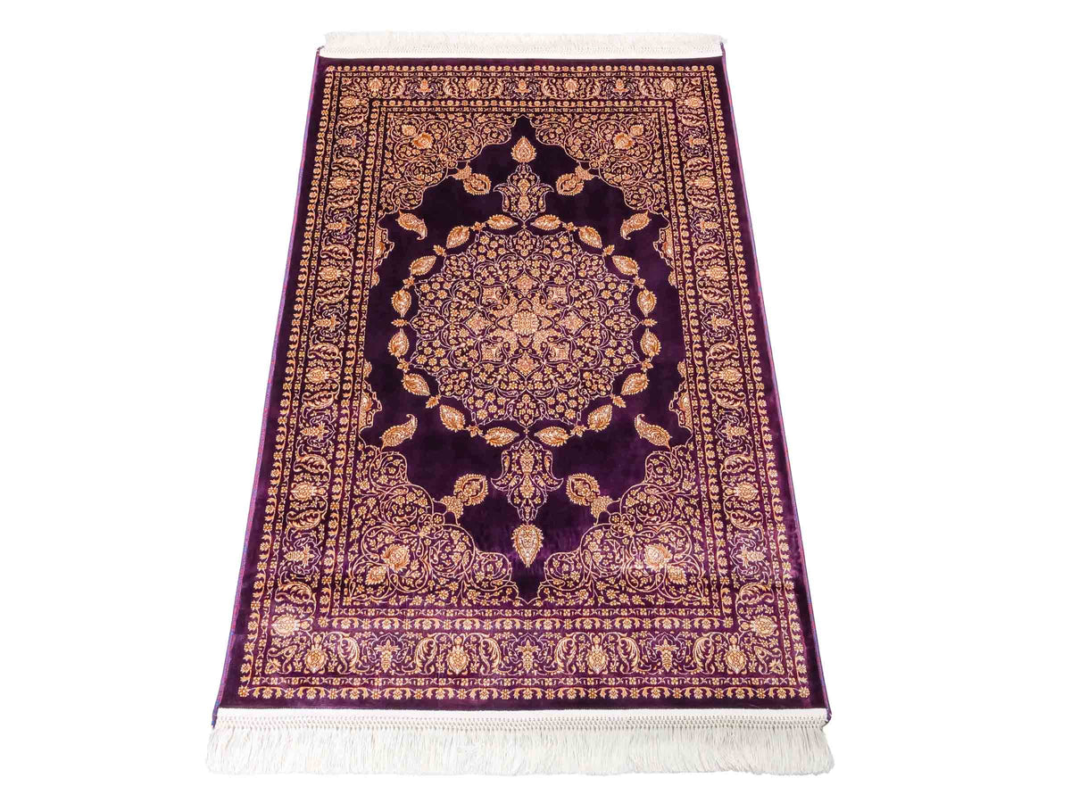 Ghom Maschinenteppich "Anahita" 120 x 80 cm aus pflanzlicher Seide (Viskose) mit Medaillon, Lila-Violett-Gold. Teppichnummer: V3AE096M. Persian Luxury Collection by Khademi. Made in Iran / Persia – Vertrieb durch JUPITER Intl.
