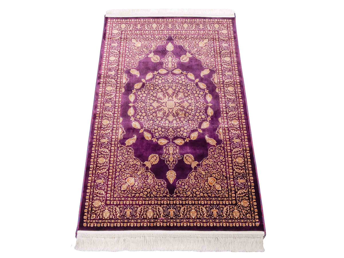 Ghom Maschinenteppich "Anahita" 120 x 80 cm aus pflanzlicher Seide (Viskose) mit Medaillon, Lila-Violett-Gold. Teppichnummer: V3AE096M. Persian Luxury Collection by Khademi. Made in Iran / Persia – Vertrieb durch JUPITER Intl.