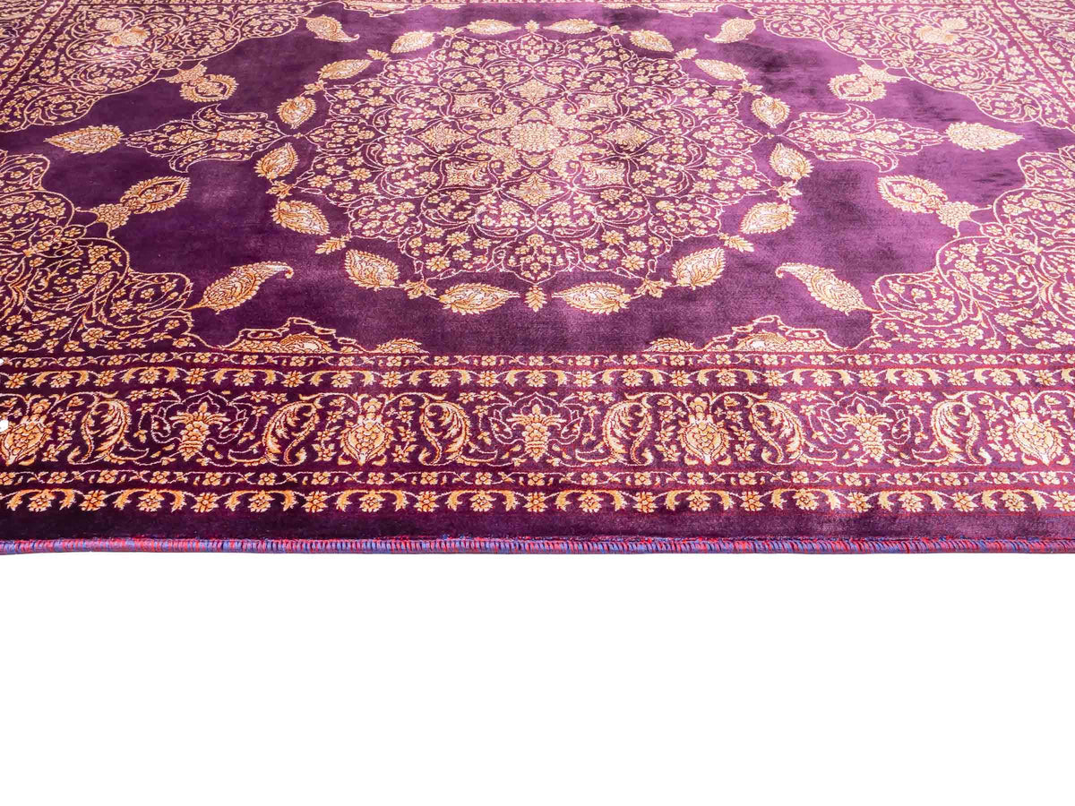 Ghom Maschinenteppich "Anahita" 120 x 80 cm aus pflanzlicher Seide (Viskose) mit Medaillon, Lila-Violett-Gold. Teppichnummer: V3AE096M. Persian Luxury Collection by Khademi. Made in Iran / Persia – Vertrieb durch JUPITER Intl.