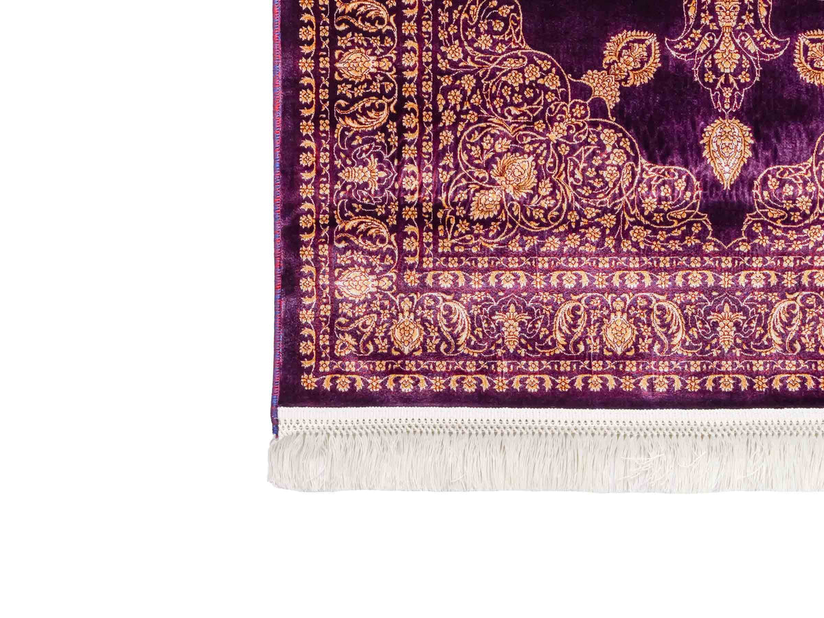 Ghom Maschinenteppich "Anahita" 120 x 80 cm aus pflanzlicher Seide (Viskose) mit Medaillon, Lila-Violett-Gold. Teppichnummer: V3AE096M. Persian Luxury Collection by Khademi. Made in Iran / Persia – Vertrieb durch JUPITER Intl.
