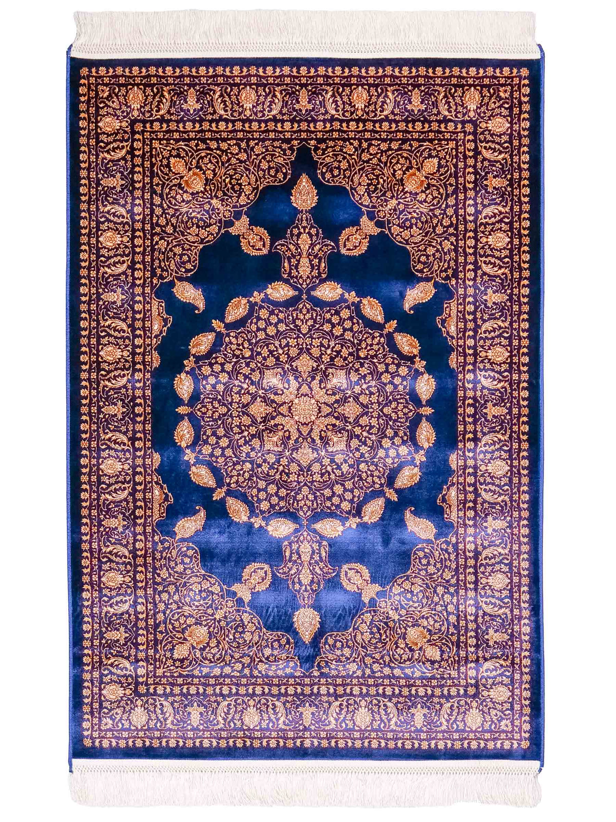 Ghom Maschinenteppich "Anahita" 120 x 80 cm aus pflanzlicher Seide (Viskose) mit Medaillon, Marineblau-Gold. Teppichnummer: V3NY096M. Persian Luxury Collection by Khademi. Made in Iran / Persia – Vertrieb durch JUPITER Intl.