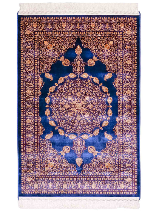 Ghom Maschinenteppich "Anahita" 120 x 80 cm aus pflanzlicher Seide (Viskose) mit Medaillon, Marineblau-Gold. Teppichnummer: V3NY096M. Persian Luxury Collection by Khademi. Made in Iran / Persia – Vertrieb durch JUPITER Intl.