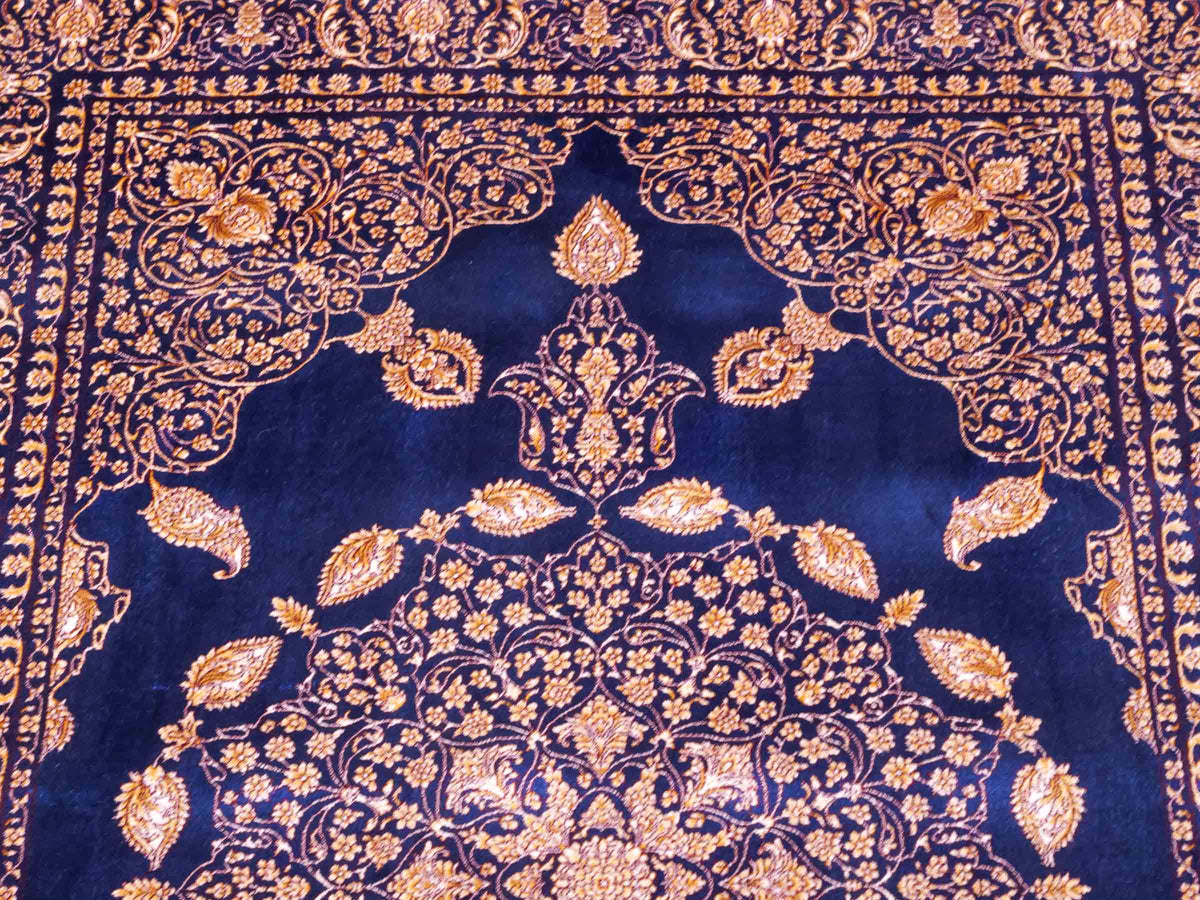 Ghom Maschinenteppich "Anahita" 120 x 80 cm aus pflanzlicher Seide (Viskose) mit Medaillon, Marineblau-Gold. Teppichnummer: V3NY096M. Persian Luxury Collection by Khademi. Made in Iran / Persia – Vertrieb durch JUPITER Intl.