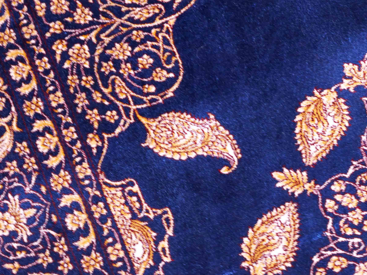 Ghom Maschinenteppich "Anahita" 120 x 80 cm aus pflanzlicher Seide (Viskose) mit Medaillon, Marineblau-Gold. Teppichnummer: V3NY096M. Persian Luxury Collection by Khademi. Made in Iran / Persia – Vertrieb durch JUPITER Intl.