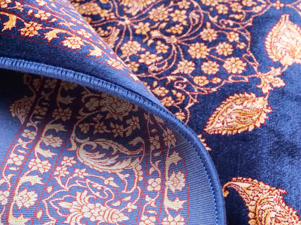Ghom Maschinenteppich "Anahita" 120 x 80 cm aus pflanzlicher Seide (Viskose) mit Medaillon, Marineblau-Gold. Teppichnummer: V3NY096M. Persian Luxury Collection by Khademi. Made in Iran / Persia – Vertrieb durch JUPITER Intl.