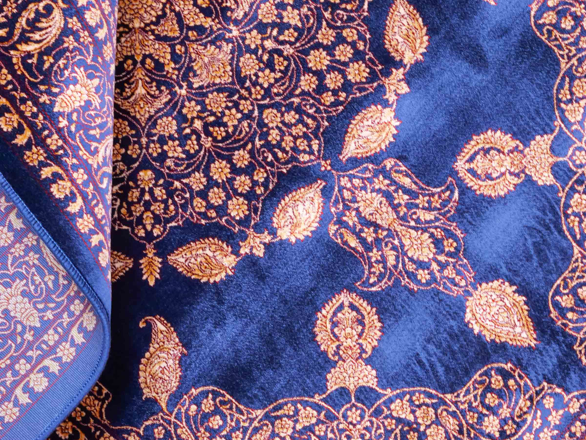 Ghom Maschinenteppich "Anahita" 120 x 80 cm aus pflanzlicher Seide (Viskose) mit Medaillon, Marineblau-Gold. Teppichnummer: V3NY096M. Persian Luxury Collection by Khademi. Made in Iran / Persia – Vertrieb durch JUPITER Intl.