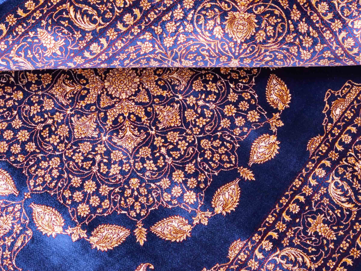 Ghom Maschinenteppich "Anahita" 120 x 80 cm aus pflanzlicher Seide (Viskose) mit Medaillon, Marineblau-Gold. Teppichnummer: V3NY096M. Persian Luxury Collection by Khademi. Made in Iran / Persia – Vertrieb durch JUPITER Intl.