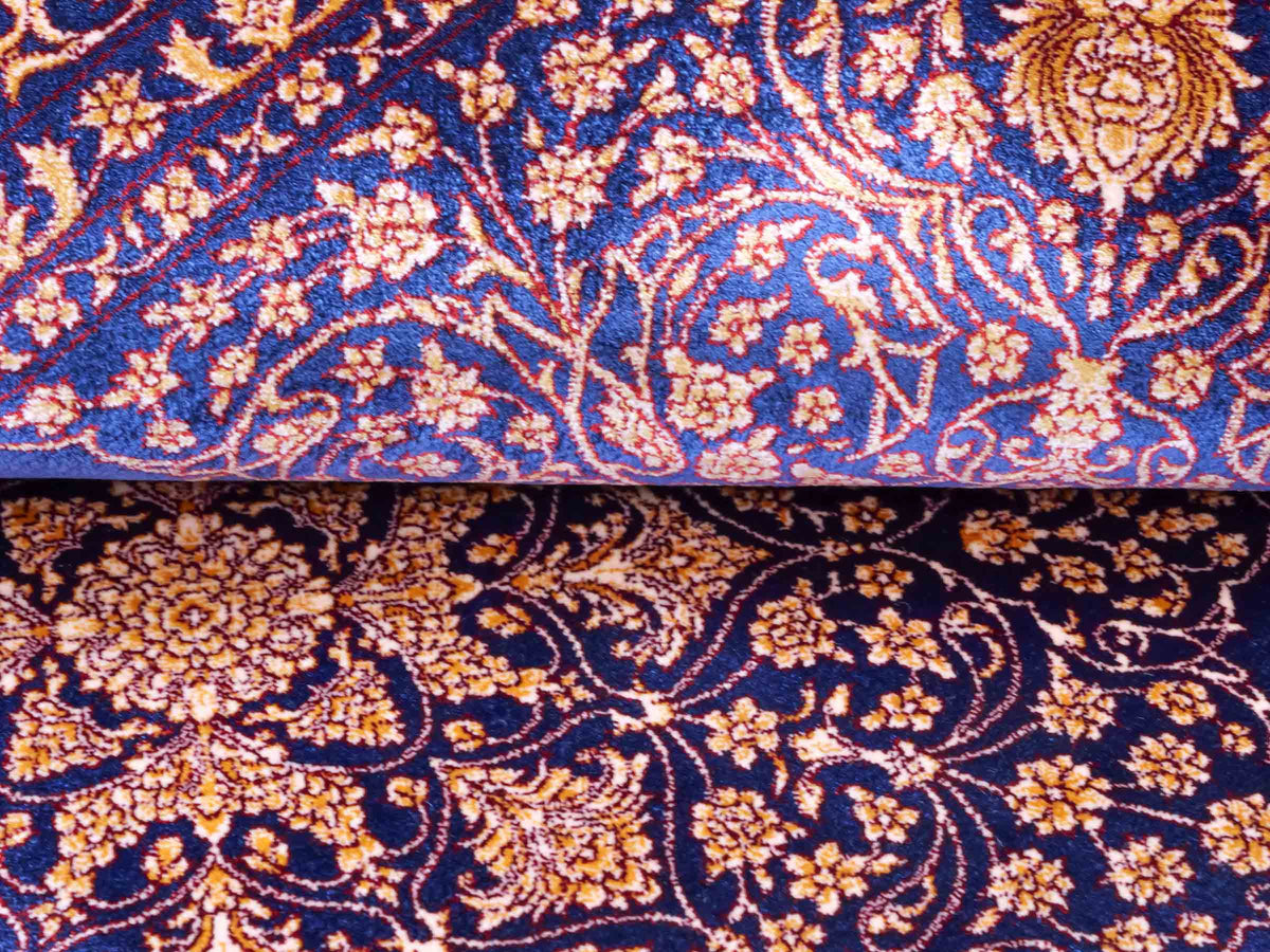 Ghom Maschinenteppich "Anahita" 120 x 80 cm aus pflanzlicher Seide (Viskose) mit Medaillon, Marineblau-Gold. Teppichnummer: V3NY096M. Persian Luxury Collection by Khademi. Made in Iran / Persia – Vertrieb durch JUPITER Intl.