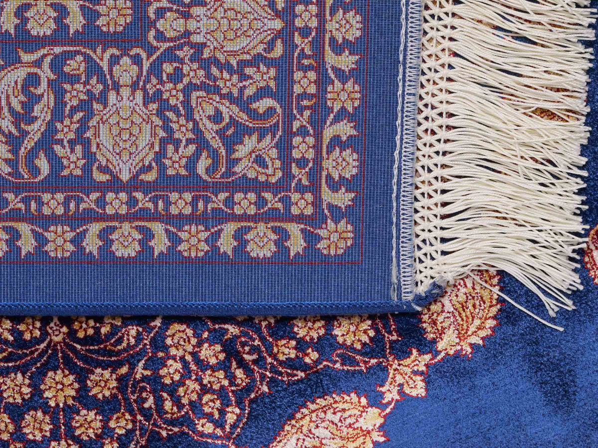 Ghom Maschinenteppich "Anahita" 120 x 80 cm aus pflanzlicher Seide (Viskose) mit Medaillon, Marineblau-Gold. Teppichnummer: V3NY096M. Persian Luxury Collection by Khademi. Made in Iran / Persia – Vertrieb durch JUPITER Intl.