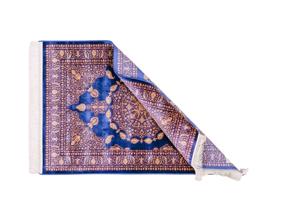 Ghom Maschinenteppich "Anahita" 120 x 80 cm aus pflanzlicher Seide (Viskose) mit Medaillon, Marineblau-Gold. Teppichnummer: V3NY096M. Persian Luxury Collection by Khademi. Made in Iran / Persia – Vertrieb durch JUPITER Intl.