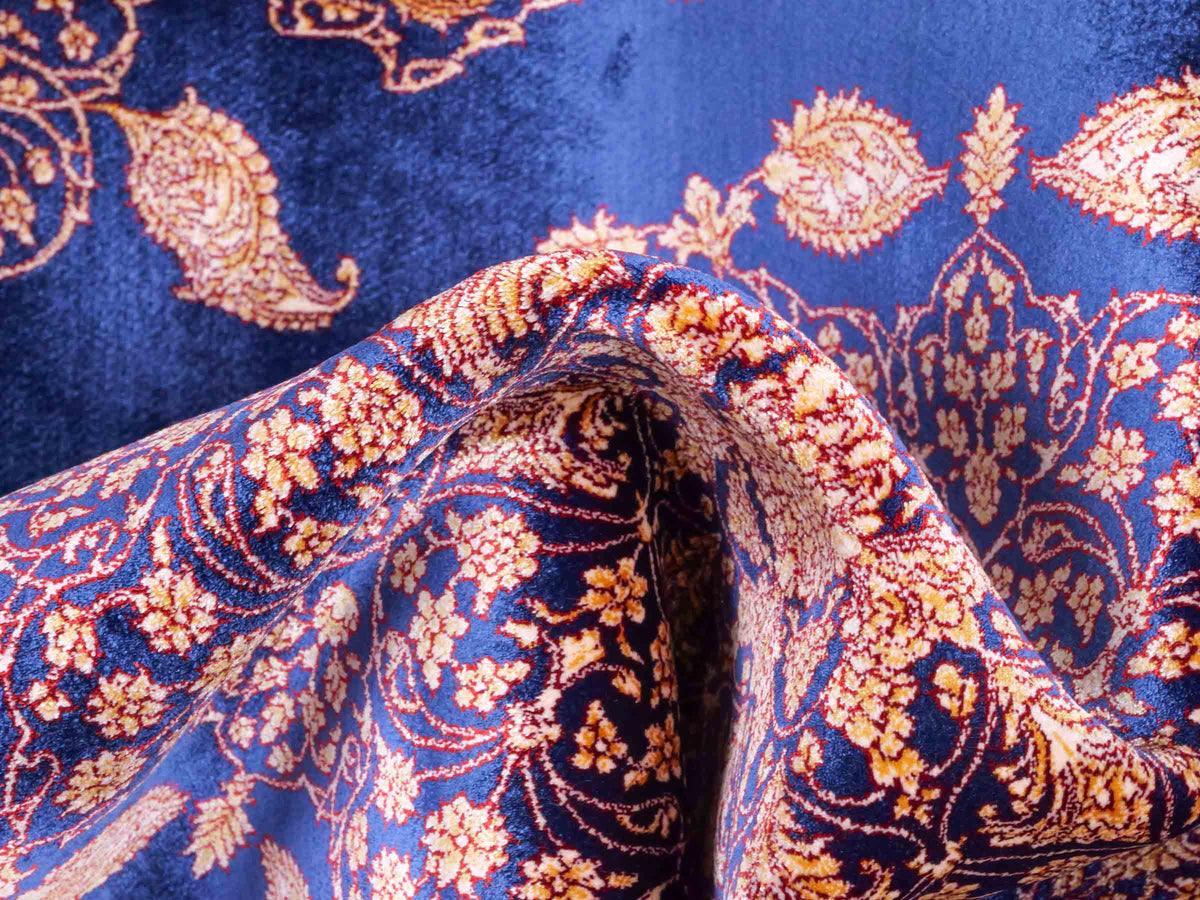 Ghom Maschinenteppich "Anahita" 120 x 80 cm aus pflanzlicher Seide (Viskose) mit Medaillon, Marineblau-Gold. Teppichnummer: V3NY096M. Persian Luxury Collection by Khademi. Made in Iran / Persia – Vertrieb durch JUPITER Intl.