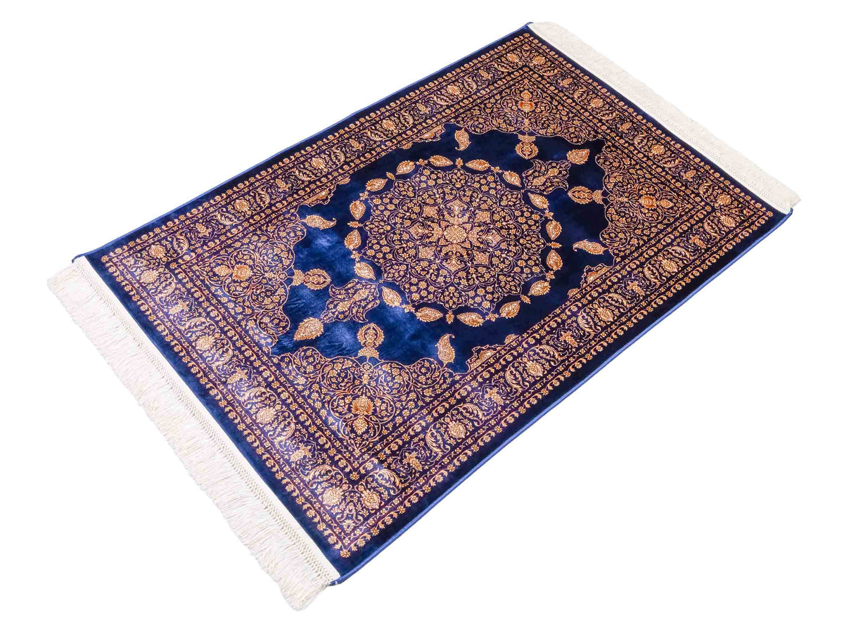Ghom Maschinenteppich "Anahita" 120 x 80 cm aus pflanzlicher Seide (Viskose) mit Medaillon, Marineblau-Gold. Teppichnummer: V3NY096M. Persian Luxury Collection by Khademi. Made in Iran / Persia – Vertrieb durch JUPITER Intl.