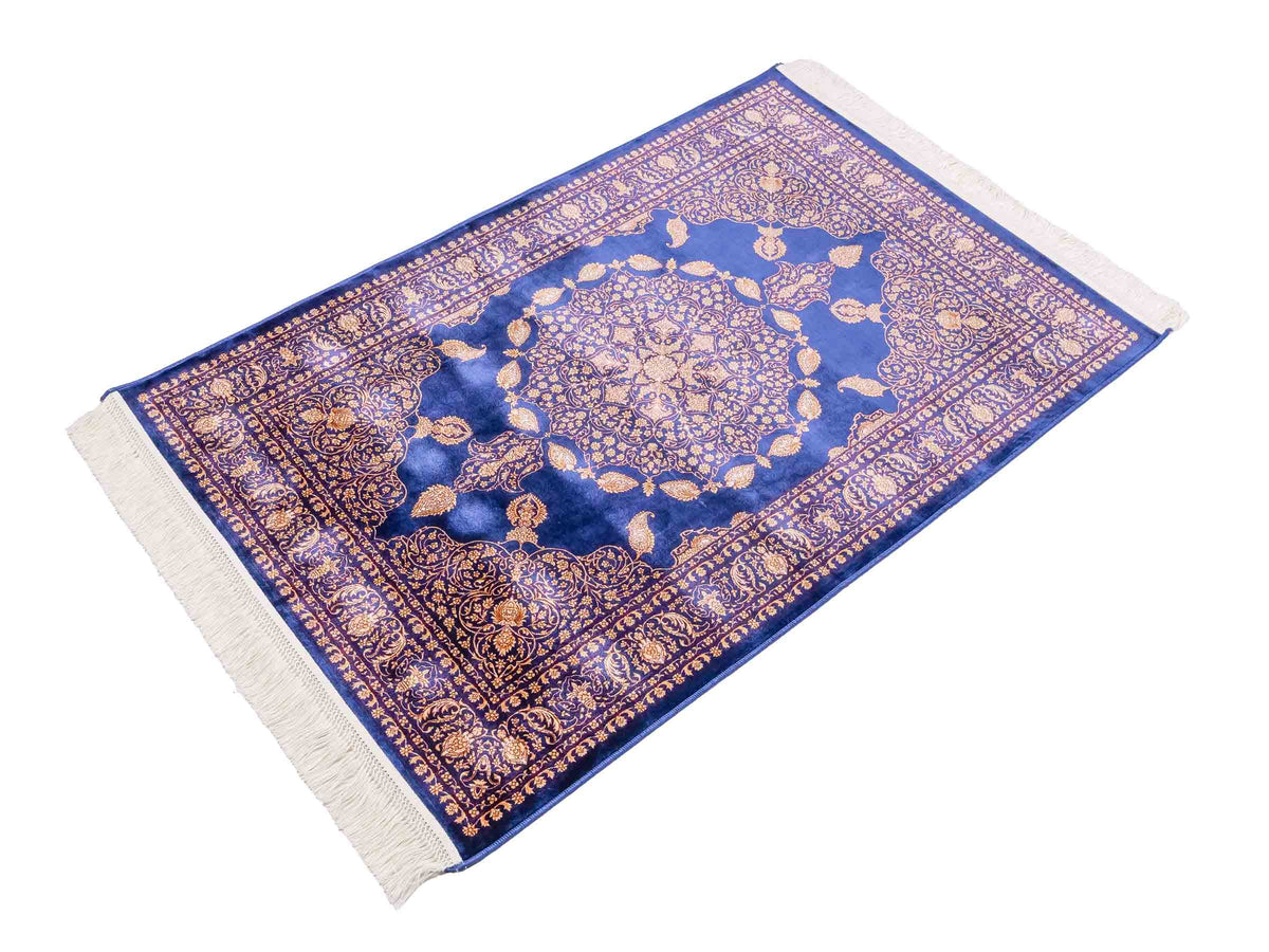 Ghom Maschinenteppich "Anahita" 120 x 80 cm aus pflanzlicher Seide (Viskose) mit Medaillon, Marineblau-Gold. Teppichnummer: V3NY096M. Persian Luxury Collection by Khademi. Made in Iran / Persia – Vertrieb durch JUPITER Intl.